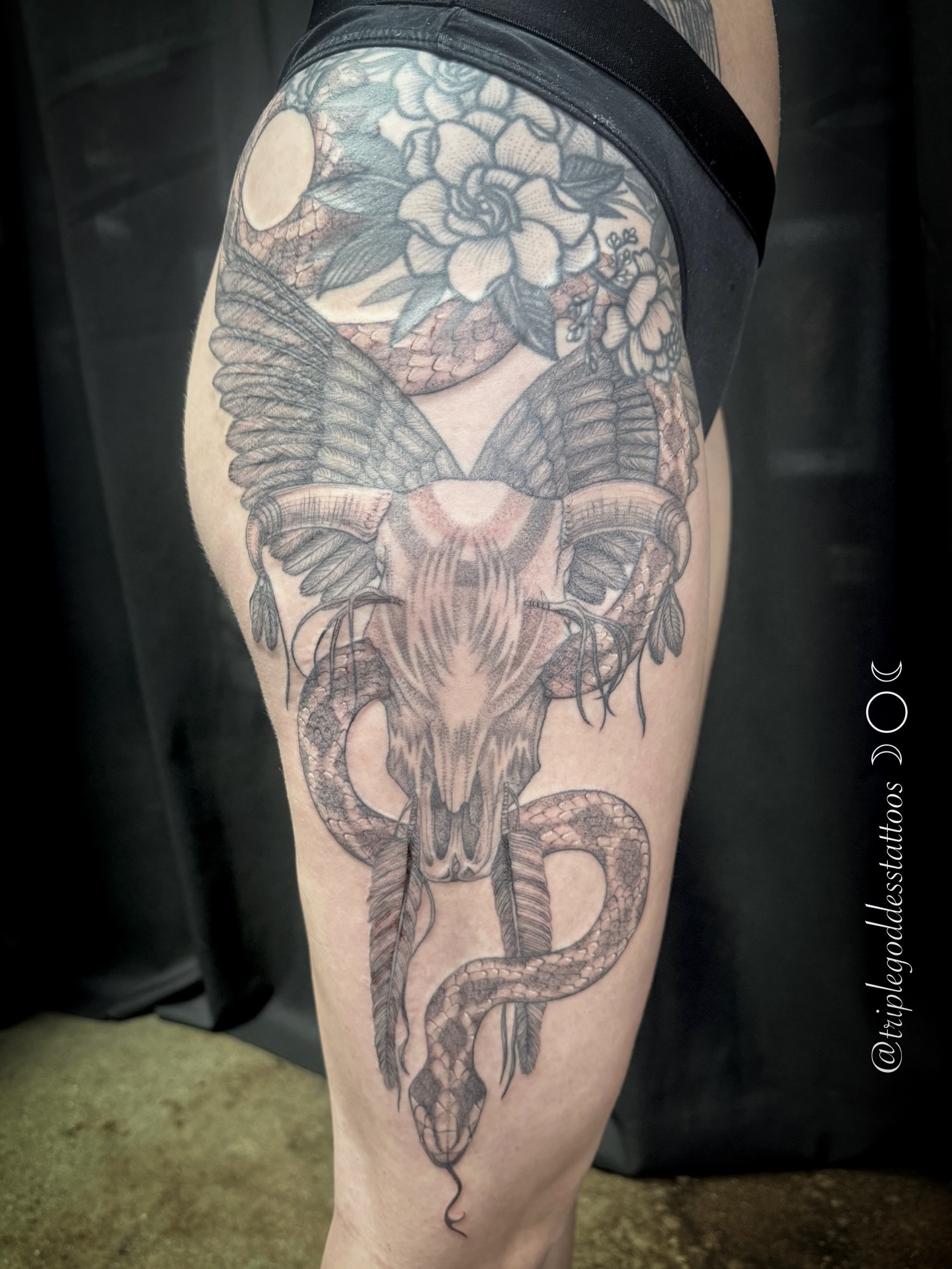 Created this rattlesnake and cow skull tribute to the Eagles band album cover. It wraps around a floral piece with angels that I did not create, but integrated all together with these additions.
-
Such a fun project and I’m grateful to the loveliest client!
-
#triplegoddesstattoos #snaketattoo #botanicaltattoo #blackworktattooartist #papercranestudio