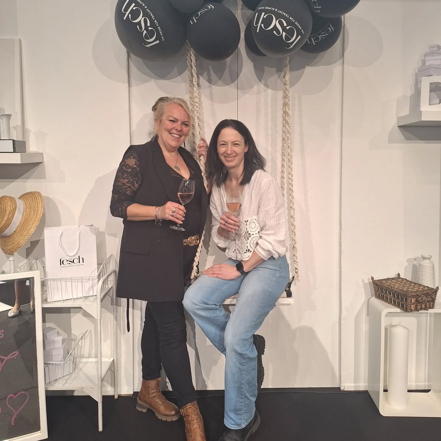 Wow was für ein Tag 😍Unser Ordertag auf der Messe Fesch in der @brandboxx_salzburg und auf der @saltsalzburg war ein voller Erfolg und hat uns richtig inspiriert 😊
Und ganz ehrlich wir konnten uns kaum entscheiden ihr könnt gespannt sein 😘
#trachtenliebe #dirndlliebe #newstyle #newdirndl