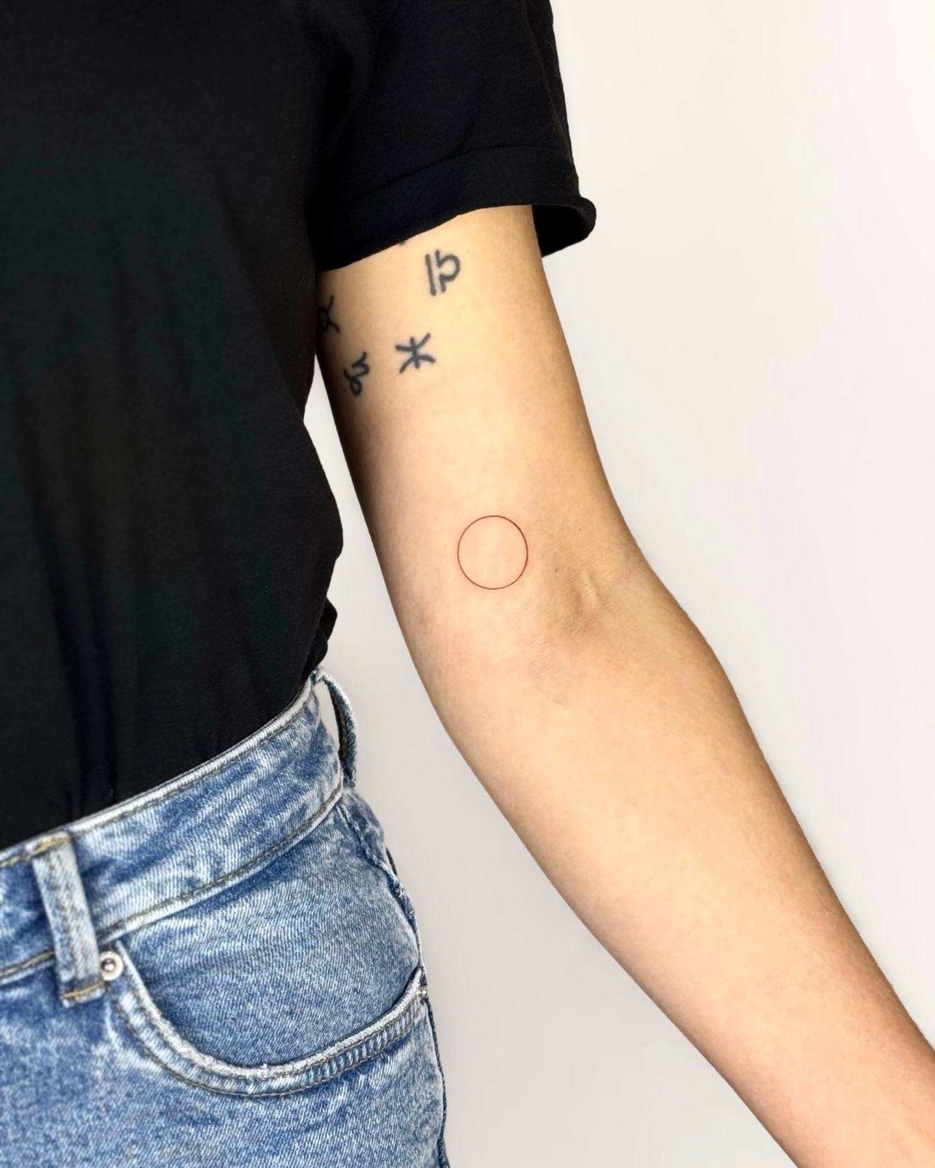 🅾️ Weniger ist mehr.
Kleine Symbole, klare Linien – feines Fineline.
Gestochen von @ink.by.leonie