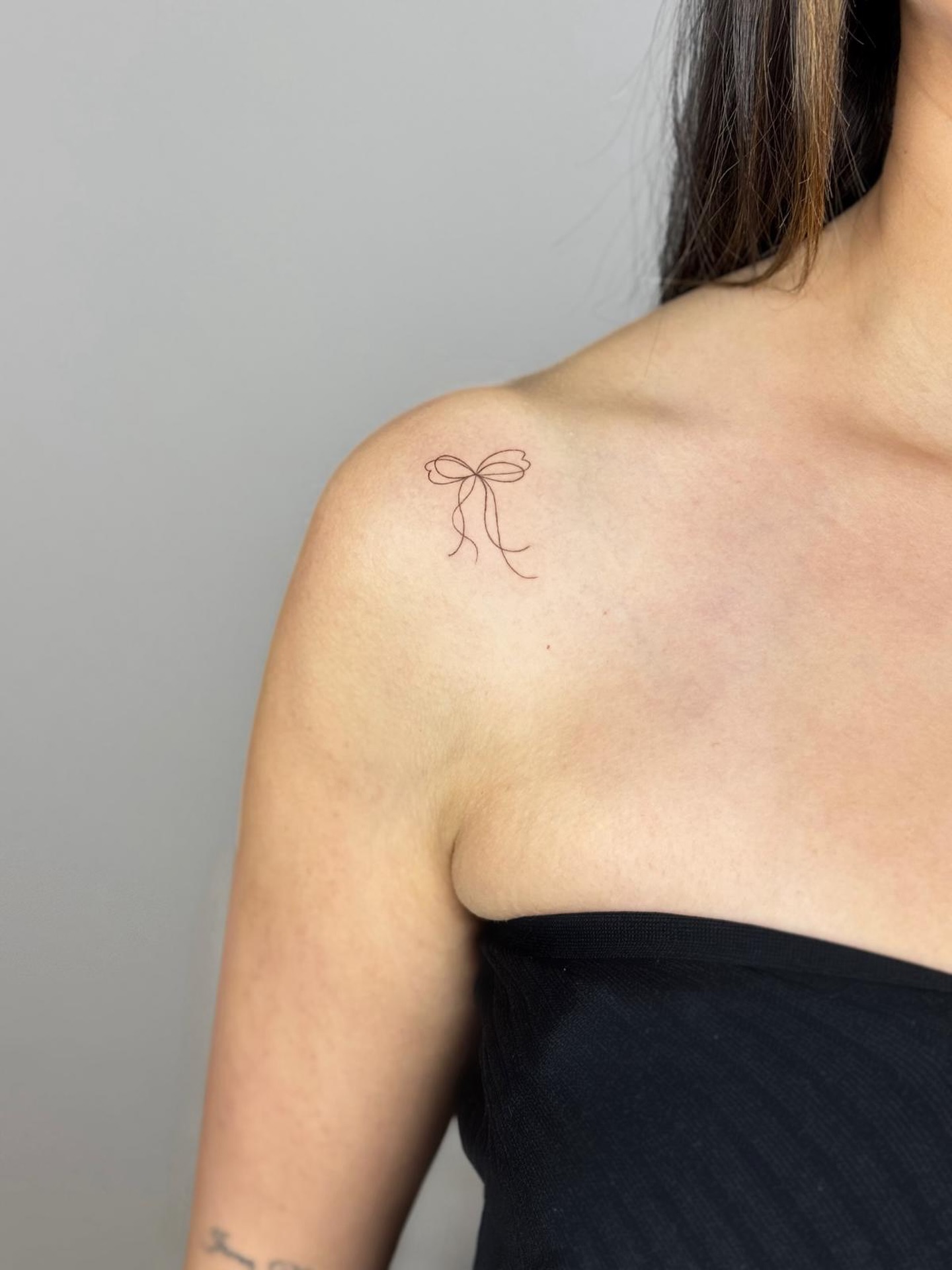 Eine kleine Schleife als feines Detail – dezent und zeitlos.
🎀
Gestochen von @leonie_tatts