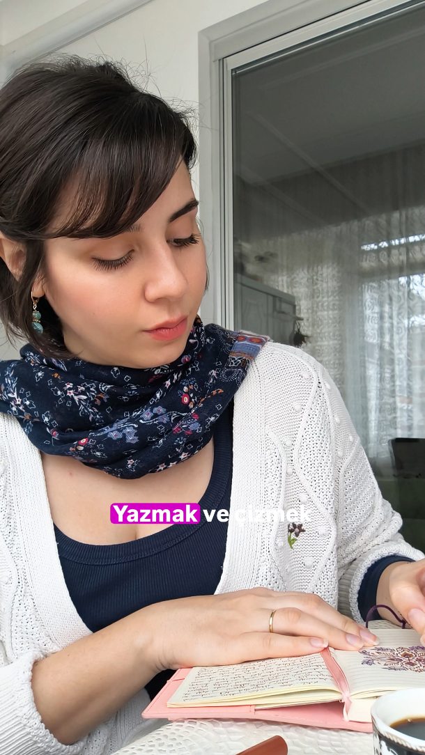 Bazılarımız mizacı ( doğum haritası ) ya da yaşadığı geçmiş itibari ile fazla düşüncededir. Fikirler havada uçuşur. Bir olay üzerine onlarca farklı bakış açısı üretir....
Böyle zihinler bu düşünceleri kullanmayı ve okumayı öğrenmediği müddetçe derin bir çukura çekilirler.
Ben yazarak ve çizerek ( özellikle mandala) çıktım bu çukurdan. Bu önce düşünceleri yavaşlattı sonra onları düzene sokmamı sağladı.
Böylelikle koşsun içinden değil, düzenin içinden içimde ne olduğunu görmeye ve bunu ifade etmeye başladım.
Şimdi eğer bende böyleyim diyen varsa;
Lütfen kendinize bir defter edinin ve sadece yazın. Serbest akış. Her gün, gerekirse her zihne düştüğünüzde. Sonuç odaklı olmayın, sadece düşünceleri kağıda bırakın.
Rahatlayana kadar yazın.
Ve mandala öğrenin . Sanat şifadır.
Çember sizi merkeze taşır.
Tüm bu kavramlara yabancıysanız , yakında mandala eğitiminde buluşacağız. Bana yazın 👍
İnsanın bu yaşamdaki ilk gayesi kendi kullanma kılavuzunu çözmektir.
#yazmak #sanatterapisi #duygusalsağlık #farkındalık #mandalaeğitimi