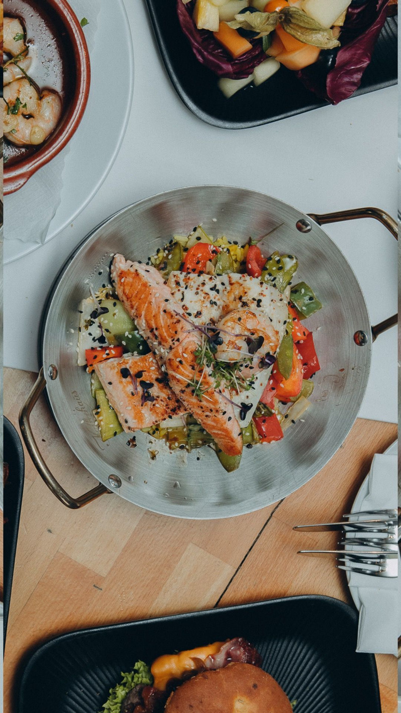 Neue Gerichte auf unserer Saisonkarte.
Garnelenpfännchen, Pasta mit Garnelen und zum Abschluss Käsekuchen in Himbeersoße – genau das Richtige für die letzten Wintertage.
Was würdet ihr zuerst bestellen? 🍽️