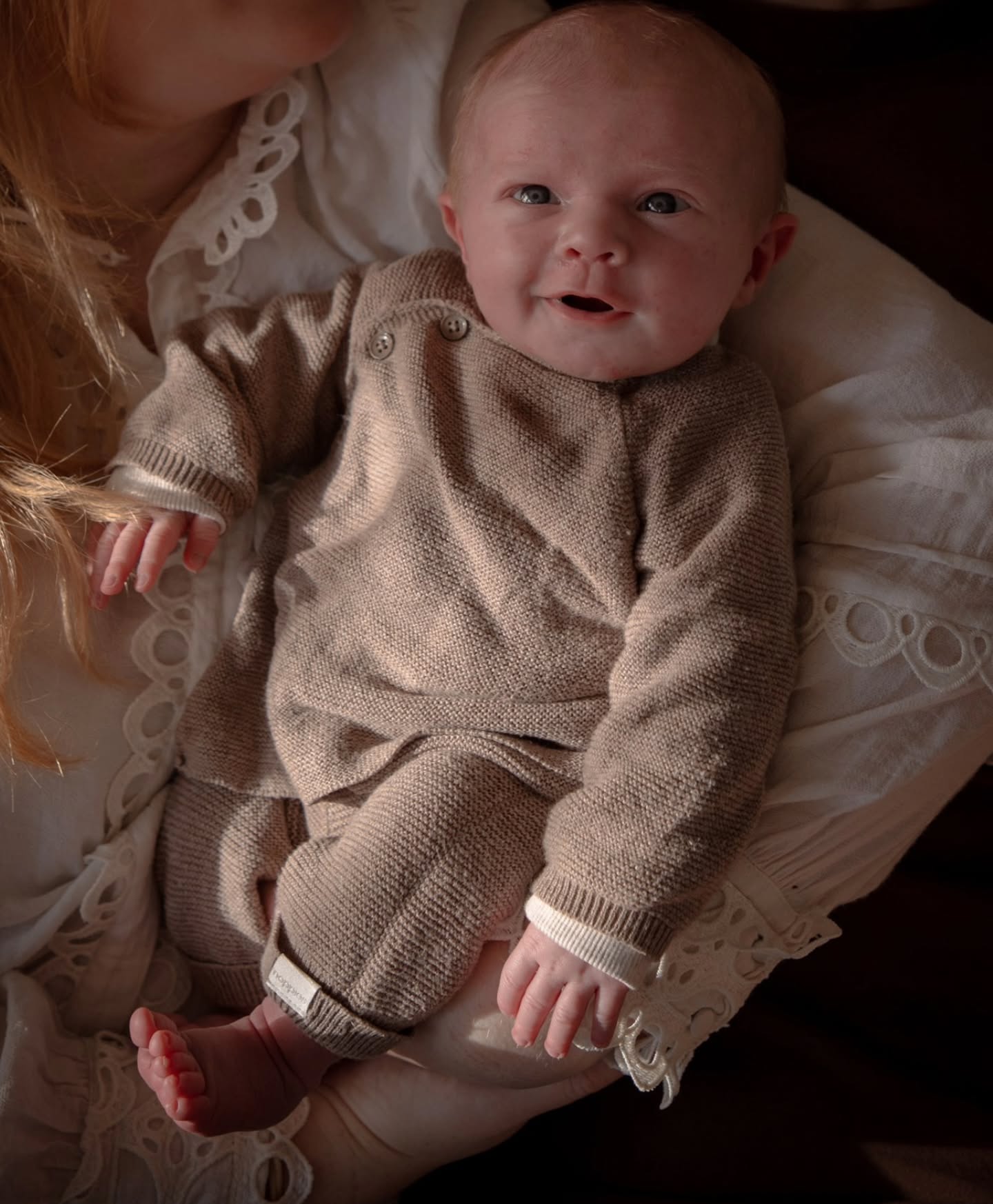 Een newbornshoot bij jullie thuis. Heeeerlijk.
Op zoek naar het mooie licht in jullie huis. In de slaapkamer, in de woonkamer en natuurlijk in de babykamer.
Lieve kleine Diek vond alles prima, zolang hij af en toe even mocht lachen in de camera. In papa’s sterke werkhanden en warm bij mama op haar borst.
Wat was dit een heerlijke, ontspannen shoot.
Lieve Diek, jij bent in een prachtig en warm huisje terechtgekomen. 🤎