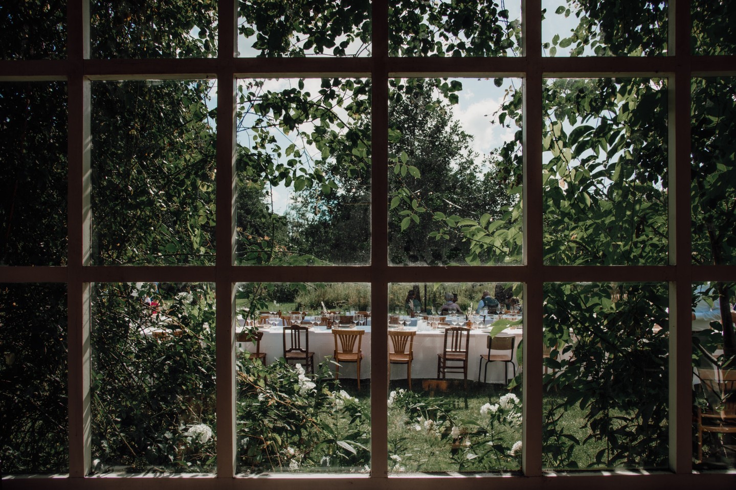 Wie heeft het ook zooooo gehad met de regen? Geef mij maar liever een uitzicht op een zonnige tuin 🌳
Picture @charlottehanckefotografie
Garden @tombeekplage