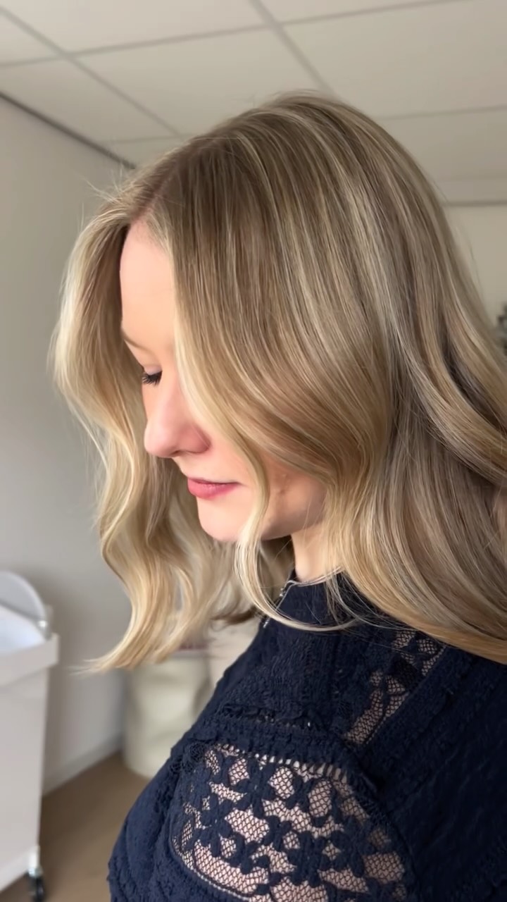 Blond make-over met een exclusieve lived-in color techniek
Zachte, naadloze overgangen die zorgen voor diepte en dimensie. Gekozen voor een iets korter silhouet om het haar voller te laten vallen en meer beweging te creëren. De glans maakt het geheel compleet. Subtiel, sophisticated en perfect in balans. Een stralende, happy customer 🤍
#salonpalmav #palmav #authenticbeautymovement #authenticbeautyconcept #redken