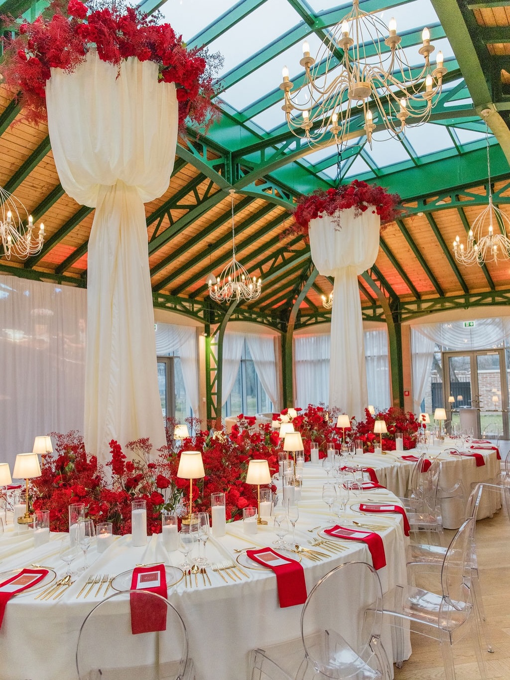 Prvá svadba roku 2026 bola zahalená do odvážnej červenej ❤️ Intímna svadba, no oslava vo veľkom štýle.
Petra & Roman si vybrali farbu, ktorá pulzuje emóciou, priťahuje pohľady a nenechá nikoho ľahostajným.
V rámci konceptu sme zvolili netradičný stôl v tvare ležatej osmičky, symbolom nekonečna ∞
Pretože aj malé svadby môžu byť veľké zážitkom, emóciou aj vizuálom. ✨
Milujeme malé/veľké svadby❤️
#infinitytable #intimnasvadba #svadbavoderady #tvorimeatmosferu #svadobnaagenturaambientes