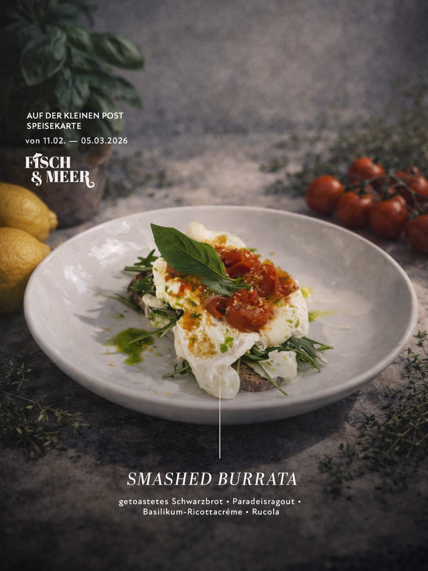 SMASHED BURRATA – unser Ausschaltknopf für den Winter. ❄️⏻🔥
Schicht für Schicht ein Stück Frühjahr auf dem Teller: getoastetes Schwarzbrot als warme Basis, darauf Basilikum-Ricottacréme, ein Bett aus Rucola – dann kommt die Burrata, die wir direkt auf die Basis smashen. 🤍
Und zum Schluss: lauwarmes Paradeisragout obendrauf – wie ein roter, duftender Mantel, der feine Säure verleiht. 🍅✨
Knusper, Kräuterfrische, Creme – und diese wohlige Wärme, die den Winter kurz leiser macht.