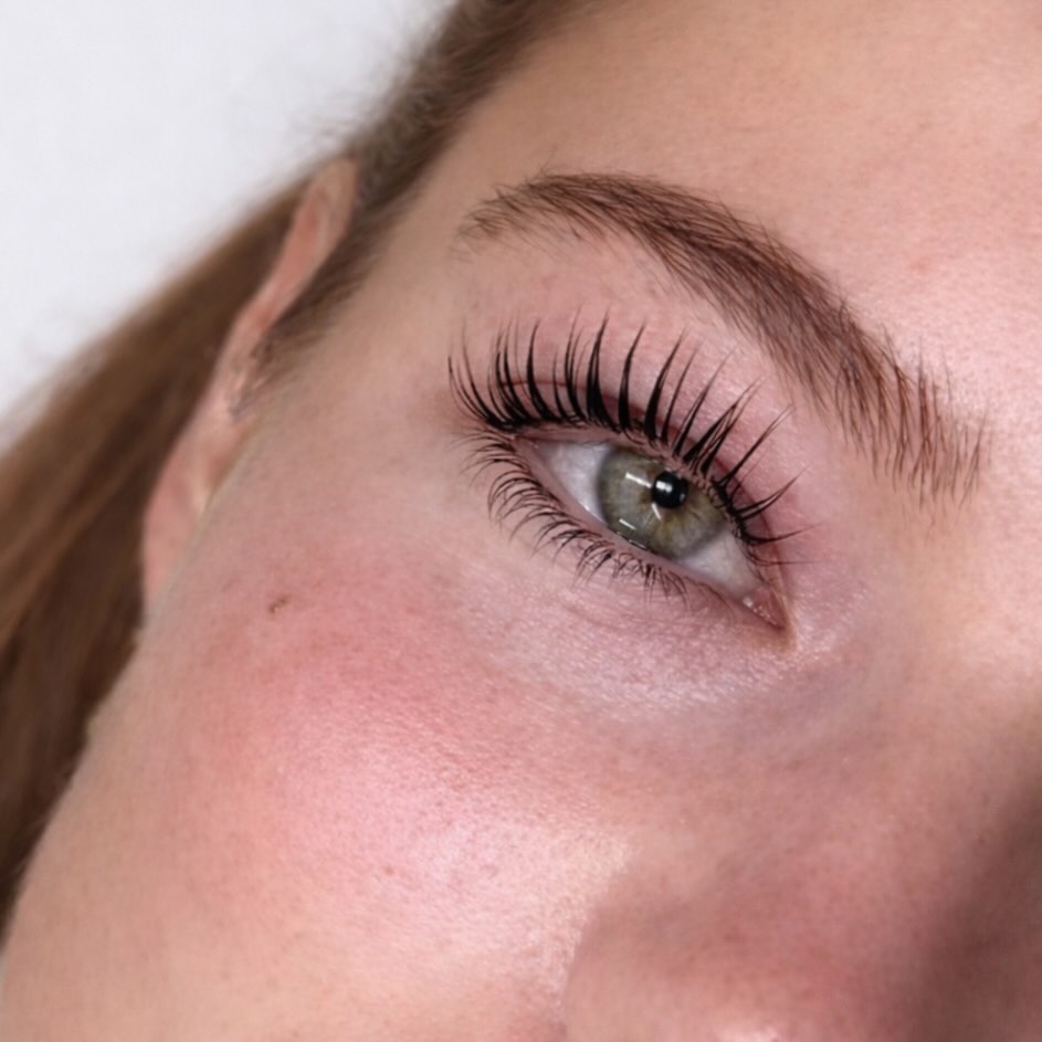 Glam beginnt bei den Wimpern ✨
Lash Lift für den perfekten Schwung.