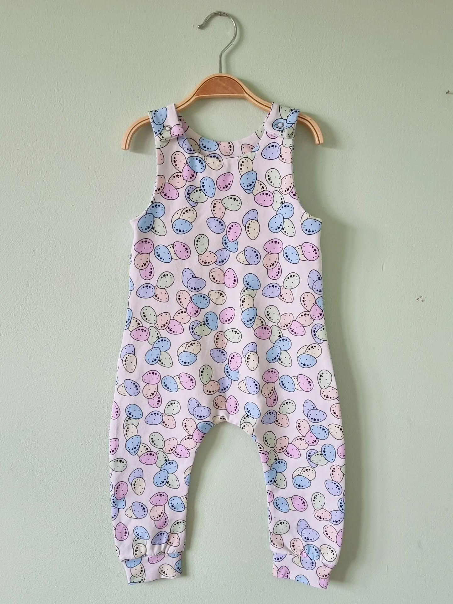 Easter Dungarees! I can't imagine a sweeter Easter outfit 🐰🐰
Tiny Eggs are available to order in any size. I'm down to my last few pairs of Good Egg Dungarees, which are all available ready to ship on the website!
#madeinedinburgh #easteroutfit #cremeegg #minieggs #minitrendsetter