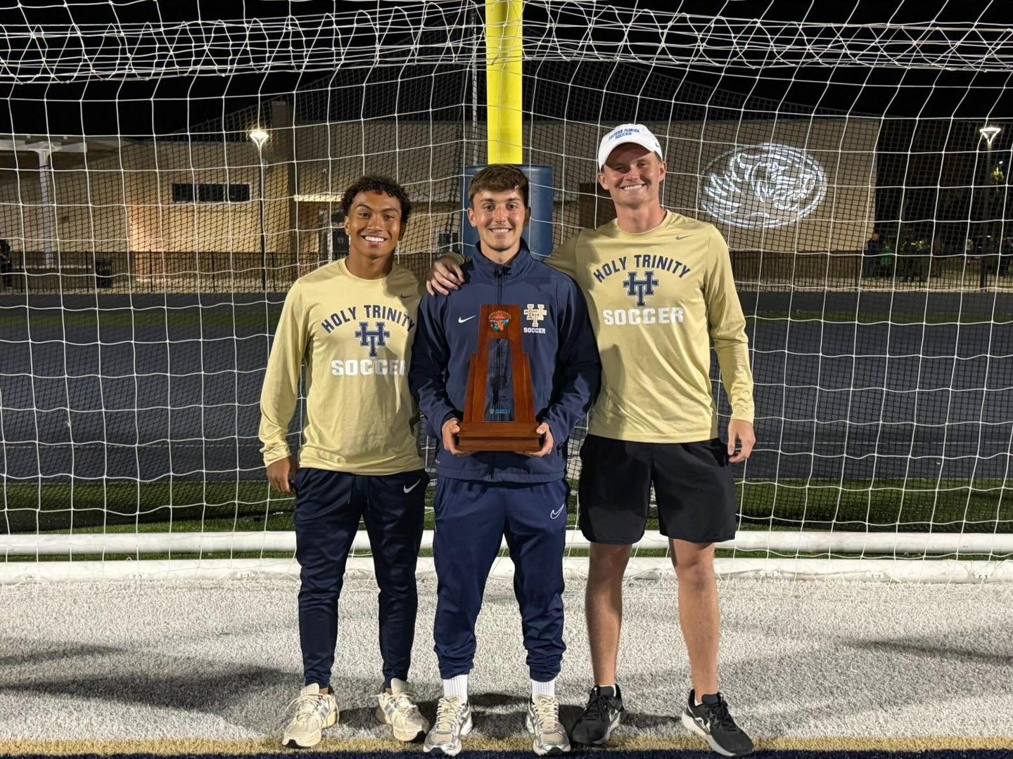Coaching soccer in the USA 🇺🇸
Pictured is Eastern Florida State men’s soccer player @josh.rayfield8 coaching his high school team to a trophy 👏
Many college athletes choose to coach in their free time outside of being a student athlete, with soccer being one of the most played youth sports in the US there can be a whole range of coaching opportunities ⚽️
Some choose to stay on following their bachelors degree to pursue a career in coaching, whether that be at youth level or the college level 🙌