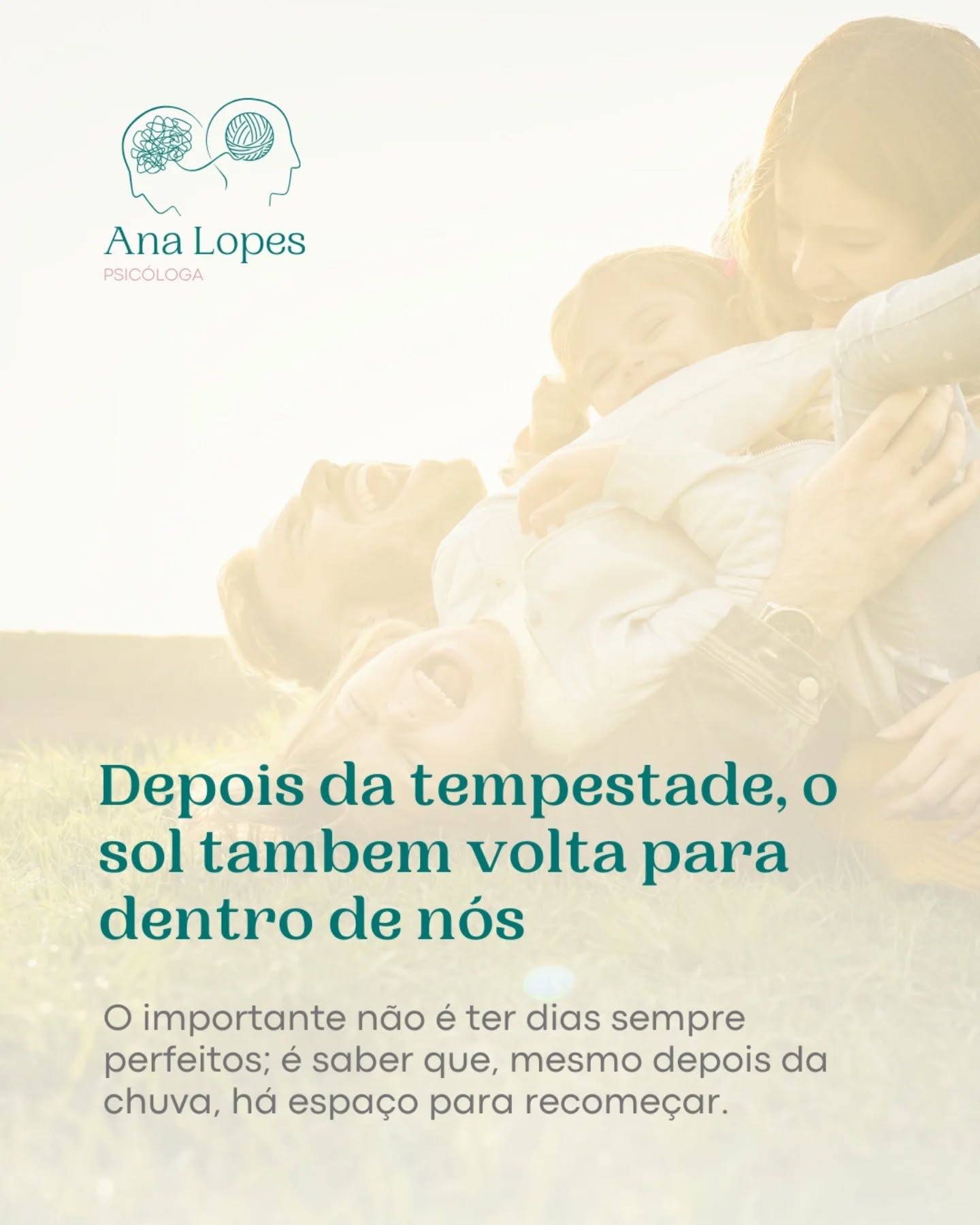 🌤️ Depois da tempestade… o sol também volta para dentro de nós
Nas últimas semanas, muitas famílias em Portugal sentiram o peso dos dias cinzentos: chuva persistente, rotinas alteradas, crianças mais agitadas em casa, menos tempo ao ar livre.
E embora possamos pensar que “é só o tempo”, a verdade é que o clima influencia, e muito, o nosso bem-estar emocional.
Como psicóloga clínica, observo frequentemente que períodos prolongados de mau tempo podem trazer:
🌫️ Mais cansaço e irritabilidade
😴 Alterações no sono
📉 Quebra de motivação
👨👩👧👦 Maior tensão nas dinâmicas familiares
Agora que o sol regressa, não é apenas o céu que se ilumina, é também o nosso sistema nervoso que começa a respirar melhor.
☀️ A luz solar regula o humor
A exposição à luz natural ajuda a regular a produção de serotonina (associada ao bem-estar) e melatonina (sono). Isto significa mais energia durante o dia e noites potencialmente mais tranquilas.
🌿 O ar livre organiza as emoções das crianças
Crianças precisam de movimento. Precisam de correr, explorar, sujar as mãos. O tempo ao ar livre reduz a agitação, melhora a concentração e favorece a regulação emocional.
💛 As famílias conectam-se melhor fora de quatro paredes
Um passeio depois do jantar. Um piquenique simples ao fim de semana. Conversas ao sol. Pequenos momentos que fortalecem vínculos e criam memórias afetivas.
✨ Sugestões simples para aproveitar esta mudança:
20 minutos diários ao ar livre em família
Caminhadas curtas depois da escola
Trocar tempo de ecrã por tempo de natureza
Abrir janelas logo pela manhã para deixar entrar luz e ar
Depois de dias difíceis, o sol lembra-nos de algo essencial:
os estados emocionais são transitórios. Tal como as tempestades.
Se nas últimas semanas sentiu maior desgaste emocional em casa, seja gentil consigo. Ajustar-se leva tempo. E cada estação traz desafios e oportunidades diferentes.
O importante não é ter dias sempre perfeitos; é saber que, mesmo depois da chuva, há espaço para recomeçar. 🌈
#familia #depoisdatempestade #saudeinfantil #osolvoltou #psicologiaInfantil