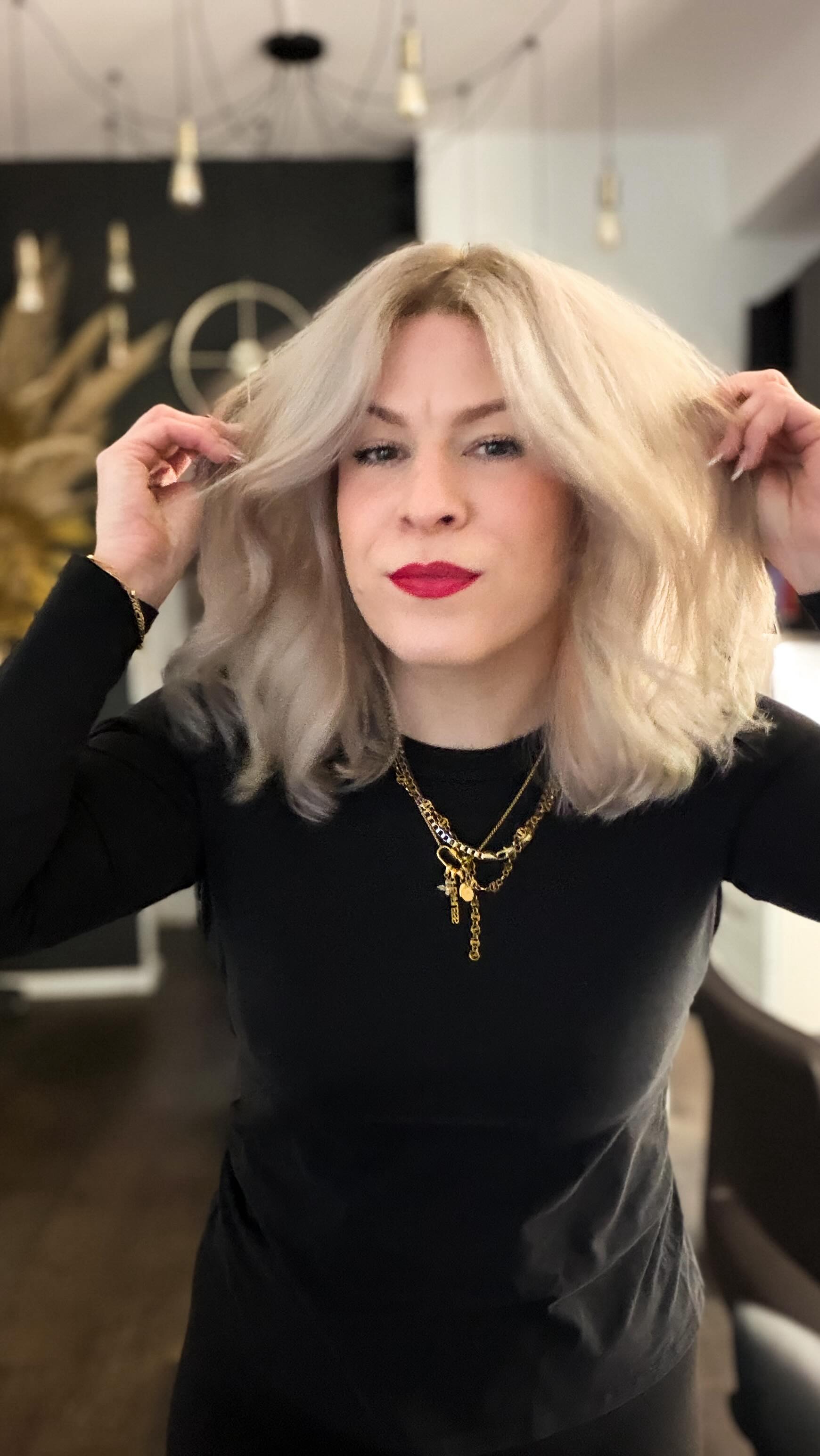 Old Era 🌒 → New Era ✨
——
Byebye Jahr der Schlange, byebye Trauma & negative Vibes!
Was war, durfte sein.
Was wehgetan hat, durfte lehren.
Und was zu schwer geworden ist, darf jetzt gehen.
Die alte Ära war intensiv.
Häutung. Wachstumsschmerz. Erkenntnisse um drei Uhr nachts.
Wie Haare nach zu viel Hitze und zu wenig Pflege –
irgendwie gehalten, aber ohne echten Glanz.
Sie hat uns gezeigt, wer wir sind –
und vor allem, wer wir nicht mehr sein wollen.
Doch jede Schlange lässt ihre alte Haut zurück.
Nicht aus Drama.
Sondern aus Evolution.
Und wir?
Wir machen den Cut. ✂️
Manchmal ist Loslassen kein Verlust,
sondern ein Befreiungsschnitt.
Ein „Ich-erkenn-mich-wieder“-Moment im Spiegel.
Alte Längen, alte Muster, alter Ballast – dürfen ab.
Die alte Ära war Überleben.
Reparieren. Aushalten. Funktionieren.
——
#newera #friseurdüsseldorf #beckerbeauty