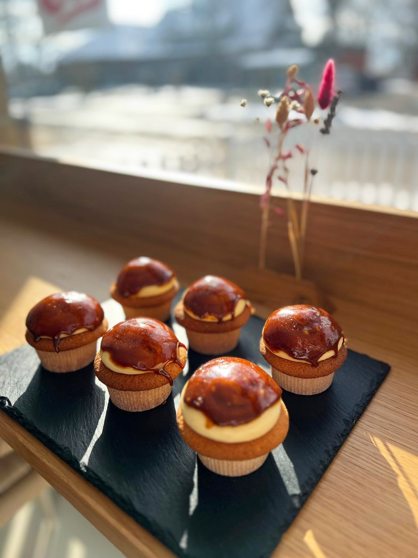 Kaum hat Julie eine Woche wegen Krankheit nicht ausreichend backen können, eskaliert sie total: es gibt Creme Brûlee Cupcakes! Schnell hin, sonst weg! #cupcakes #brunswig1871 #backenmachtglücklich #stormarn_entdecken