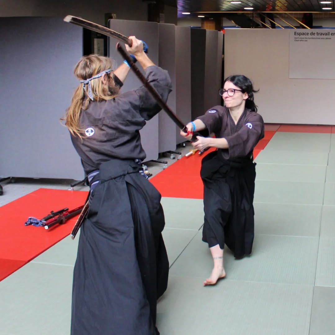 Après un week-end d'enbu, de conférences, de divulgation,... mais surtout d'émotions chez @japan_impact, on reprend nos entraînements habituels et on vous invite chez nous pour des cours d'essai.
Nos cours ont lieu
les mardi: Salle de sport du Gymnase de la Cité, Rue Pierre-Viret 2, 1003 Lausanne (20h15-22h15)
https://maps.app.goo.gl/yppJXfCC1gmT9icZ6
les vendredis: Salle de sport du Gymnase du Bugnon (Ours), Rue du Bugnon 5, 1005 Lausanne (20h00-22h00)
https://maps.app.goo.gl/YqsYqGVPzuRG4zYU7
les dimanches: Signal de Sauvabelin, Rte du Signal 46, 1018 Lausanne (10h00-12h00)
https://maps.app.goo.gl/oEyPyfoBHkSvpfUF8
Pour plus d'informations n'hésitez pas à nous contacter directement!
#jouen #wareiryu #lausanne #kenjutsu #battojutsu
Photo by @lichoupe