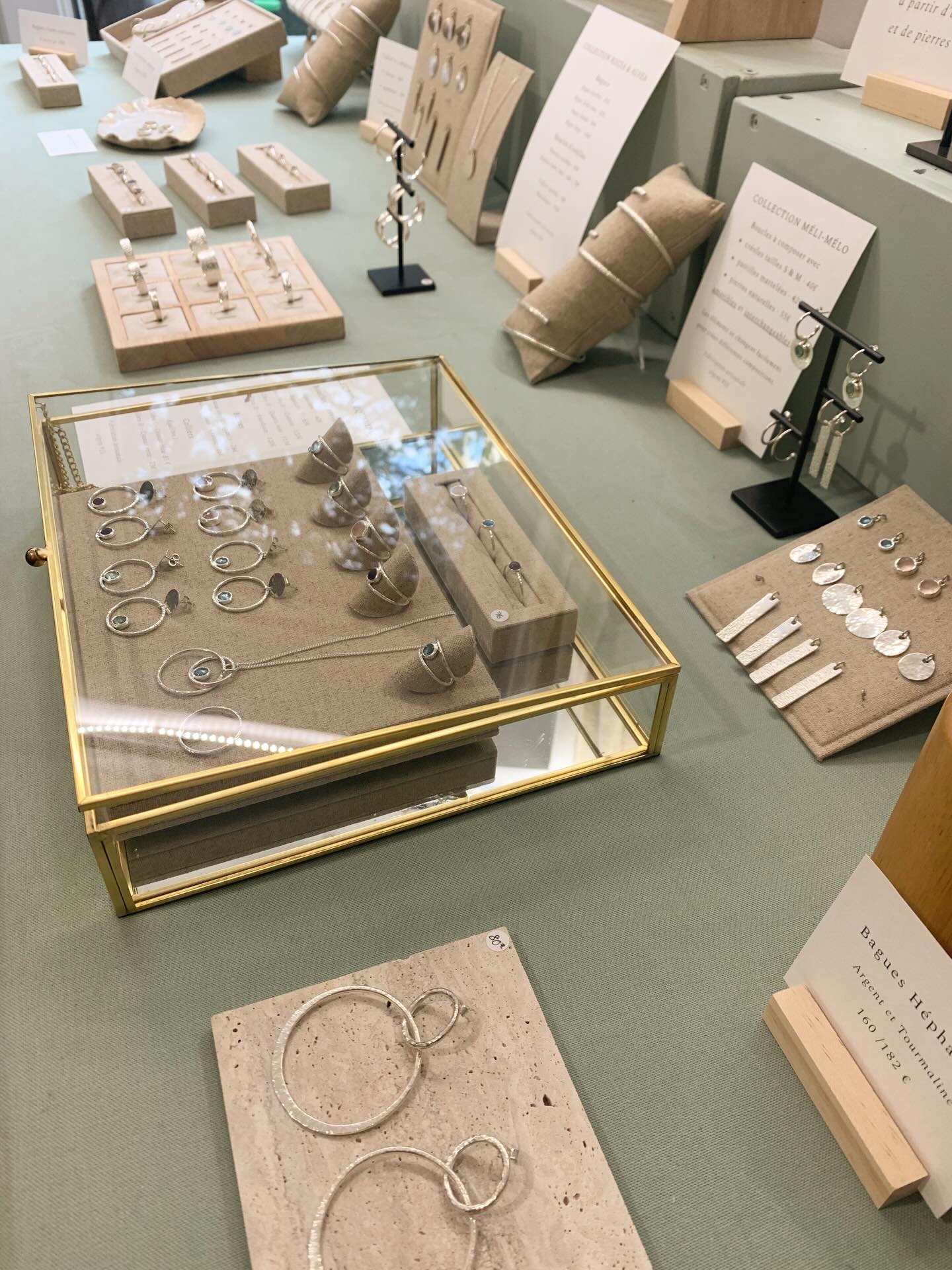 ✨ Bientôt en ligne…
Nouvelle collection Équilibre en argent 925 arrive très prochainement sur la boutique.
Des lignes épurées, des formes équilibrées, des pierres naturelles délicatement serties…
Chaque pièce est façonnée à la main dans mon atelier, du martelage aux finitions.
Bagues ajustables, boucles minimalistes, pendentifs lumineux…
Des bijoux pensés pour être portés au quotidien, comme une évidence.
La collection sera disponible en ligne dans quelques jours 🤍
Restez connectés.
—
Élisabeth
Atelier Elysa
#bijouxartisanaux #argent925 #faitmainenfrance #artisanatfrancais #bijouxcreateur