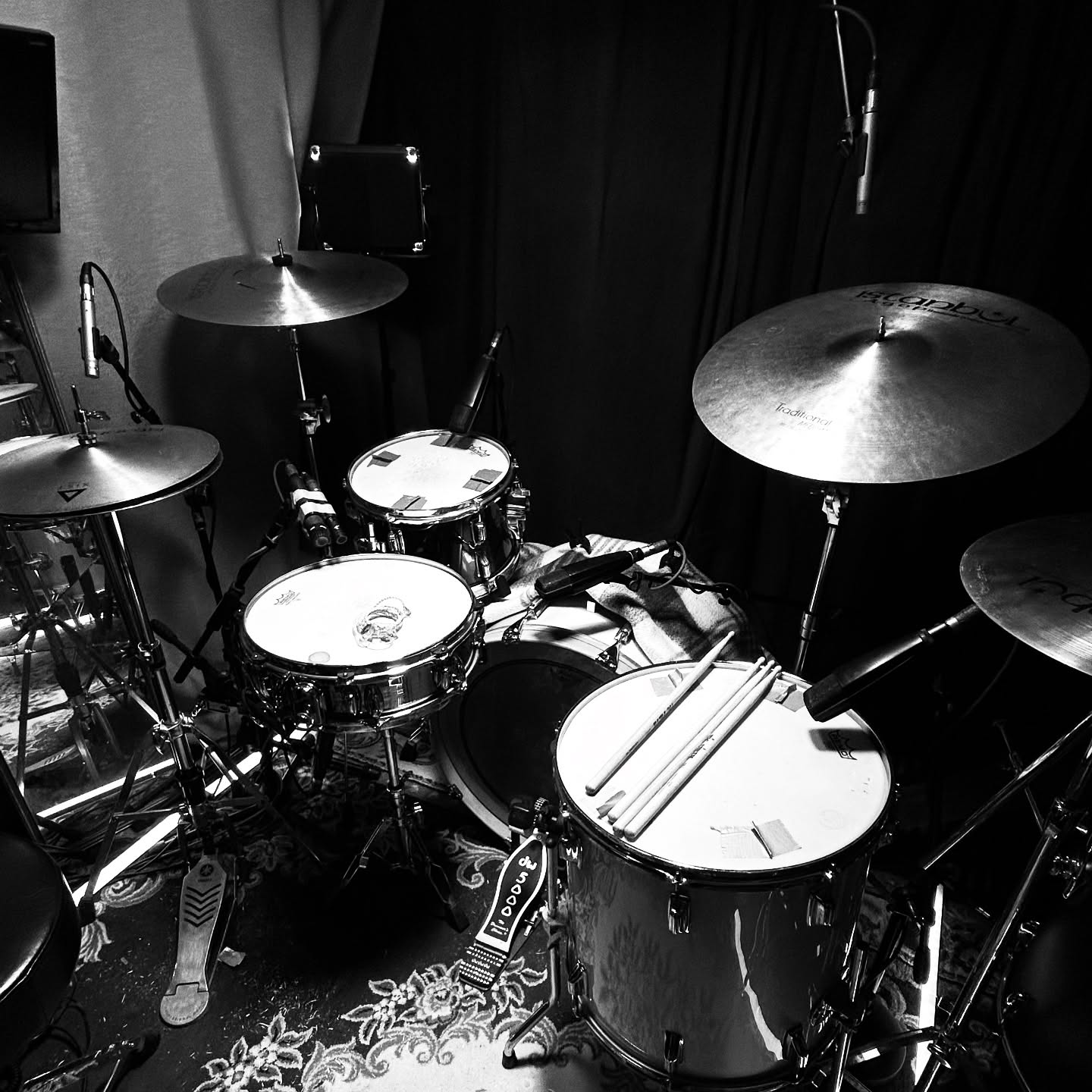 Got the Slingerland snare back on 🥁
@vicfirth @remopercussion @istanbulagop @cosmicears #drummerinlondon #instadrums #soundsfrommyattic #drumminglife #remotedrumrecording