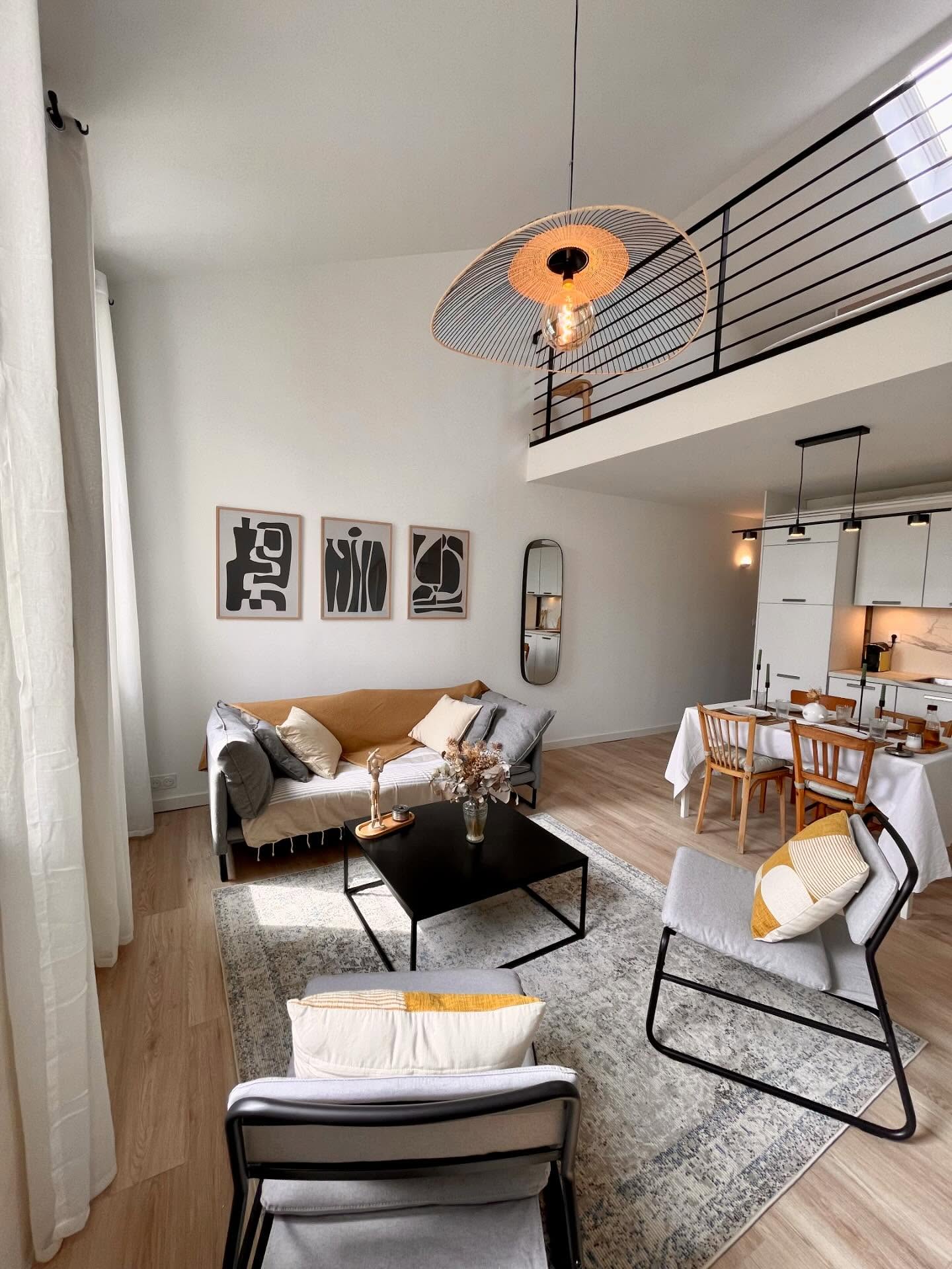 Transformation d’une remise en duplex .
Chantier réalisé en 2022 :
Esquisse
Permis de construire
Dépose et reconstruction de la toiture
Création des niveaux
Modification des ouvertures
Isolation et doublage en plaque de plâtre
Électricité, plomberie, sanitaire, cuisine, finition…