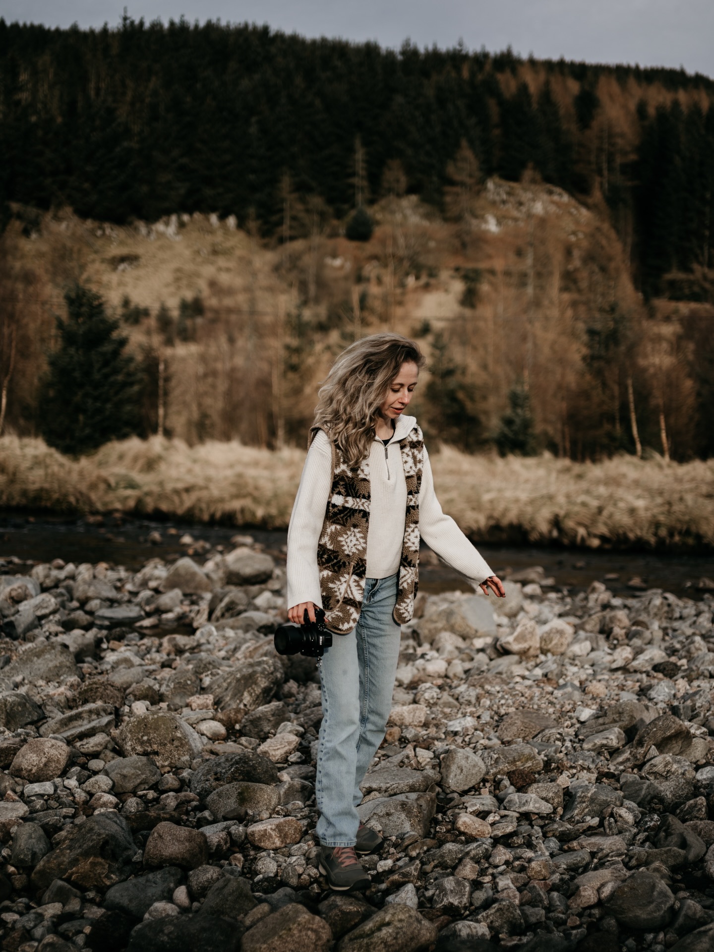 Voor het echie!
Het is maart. Geen vaste veiligheid meer. Geen automatische zekerheid.
Maar volledig vertrouwen op mezelf en mijn bedrijf. En dat vind ik me toch een partijtje spannend.
De afgelopen weken waren een mix van:
“Ik kan dit.”
“Waar ben ik aan begonnen?”
“Waarom lijkt het bij anderen zo vanzelf te gaan?”
“Yes! Twee kennismakingsgesprekken!”
Ondernemen voelt soms als een achtbaan tussen twijfel en trots. Tussen imposter syndrome en vertrouwen. Tussen korte nachten en grote dromen.
Maar ergens tussen al die gedachten door gebeurde er ook iets anders: groei.
Ik werd zichtbaarder. Dook dieper in mijn bedrijf.
Durfde keuzes te maken die spannend zijn, maar wel kloppen.
Misschien is dat wat “voor het echie” gaan betekent.
Niet dat het niet spannend is. Maar dat je het toch doet.
Ik schreef hier een persoonlijke blog over, over twijfel, lef en groeien als ondernemer en als mens.
De link deel ik in mijn stories 🤍
Liefs,
Sharon
#voorechie
#ondernemen
#vrouwelijkeondernemer
#zzpleven
#impostersyndrome