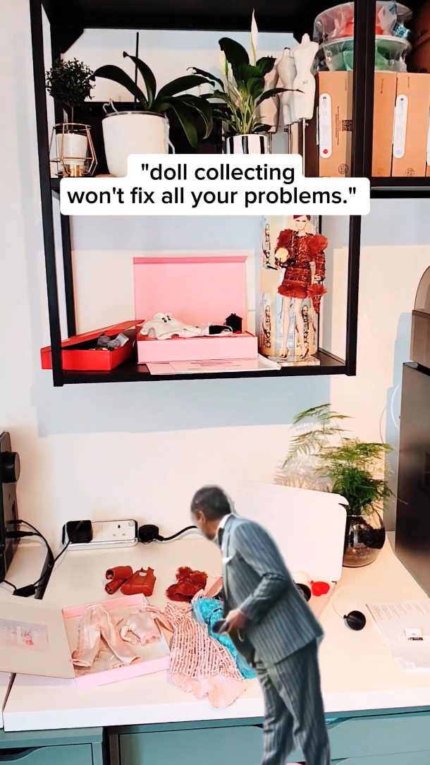 Doll collecting won’t fix all my problems…
but it does give me a little burst of joy that gets me through the day.
And you?
#gtgdollwear #integritytoys #poppyparker #fashionroyalty #fashiondoll