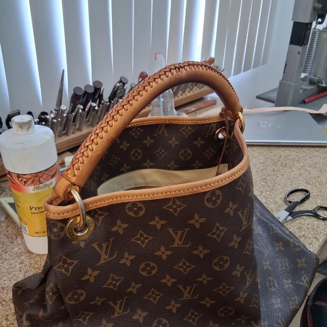 This really cool LV Bag was cracked badly all around the top. So I sealed cracks with a binder and capped with a veg tan leather stained to match handle. Once dry and sealed it'll look beautiful. Really like this bags design. @louisvuitton #luxury #luxuryhandbag #louisvuitton #leatherrepair #customleather