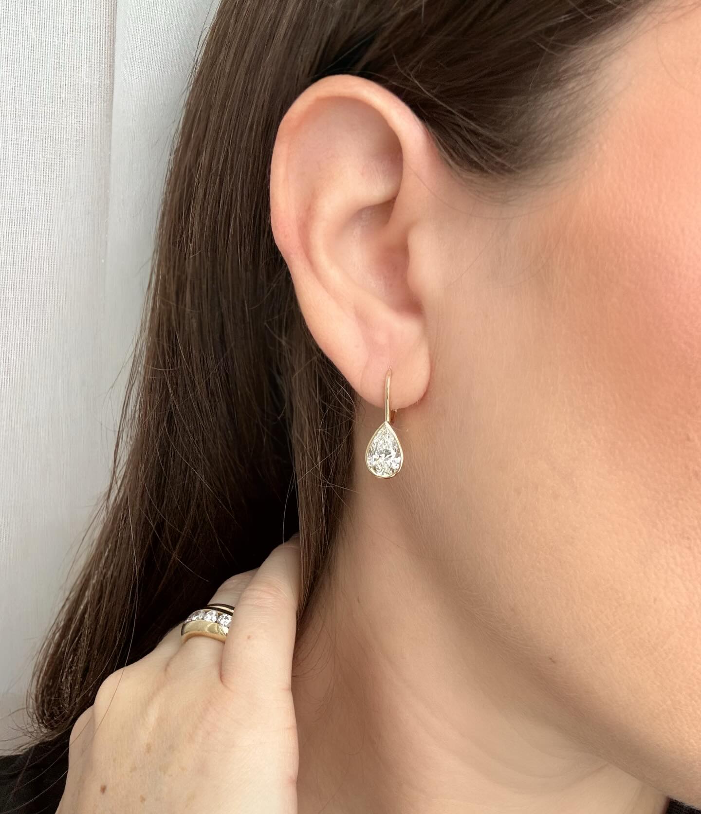 Some pear diamond drops for a lovely client before the week comes to a close ❣️