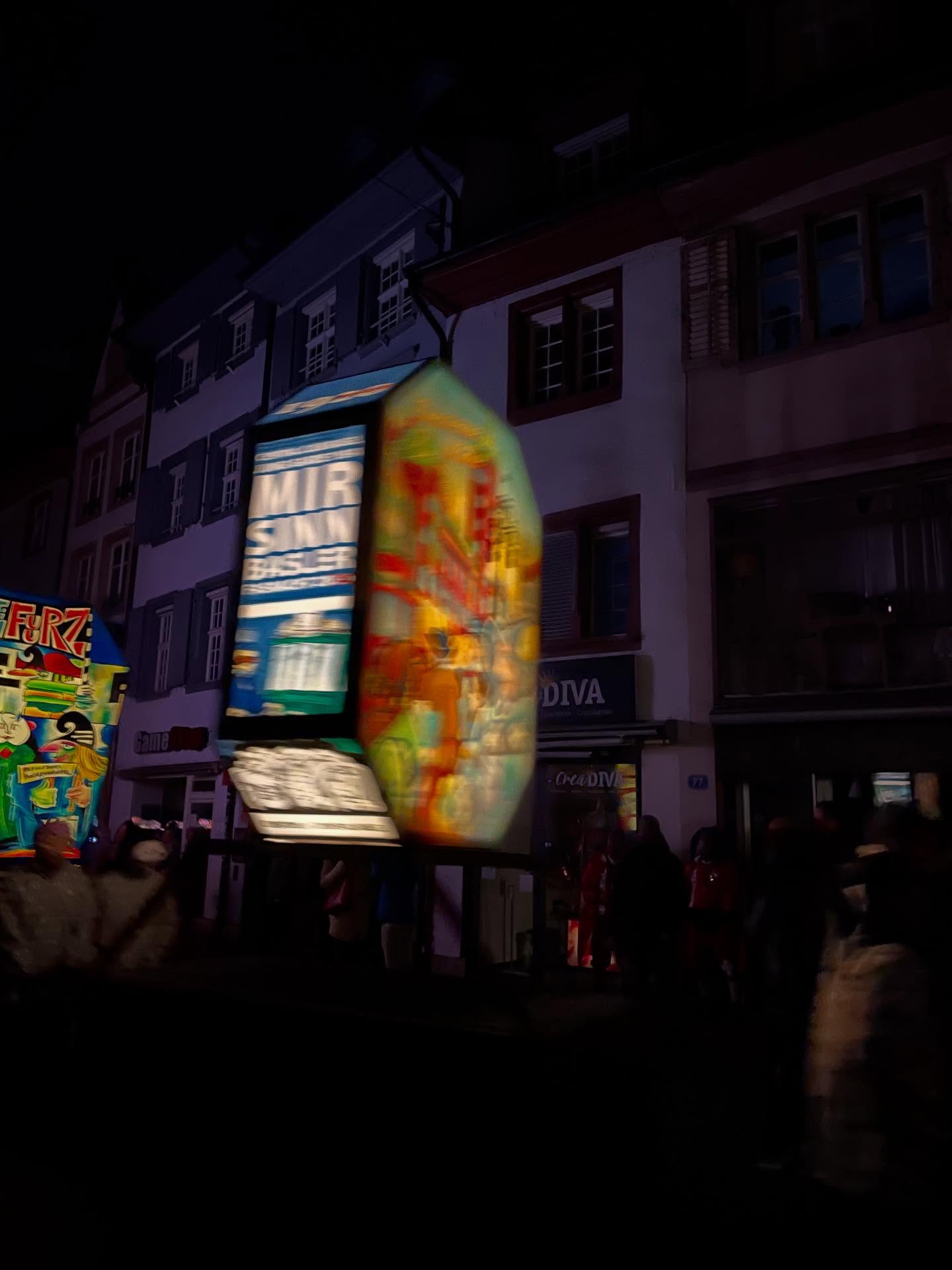 MORGENSTREICH VIBES 😳🏮🇨🇭
Je n’ai pas pu y aller cette année mais je vous mets quelques images de ma première fois au carnaval de Bâle en 2022 🤩
Cette tradition bâloise est tellement magique (et un peu creepy quand même 😅) et on a de la chance à Mulhouse de pouvoir y assister aussi facilement ! ✨
Vous y êtes déjà allés ?
.
.
.
#morgenstreich #basel #mulhouse #alsace #carnaval