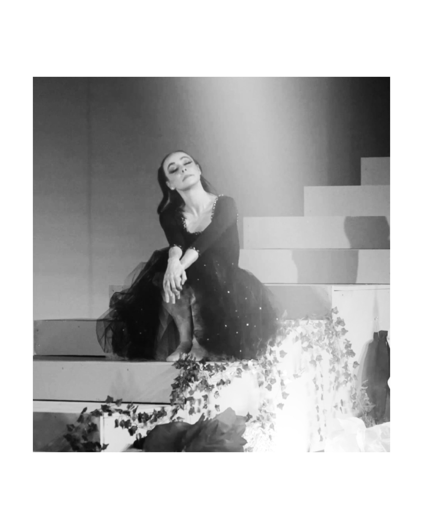 🤍On me conseille d’écrire ce post depuis longtemps… Je n’en avais absolument pas envie.
Mais il est vrai que, pendant 10ans, je n’ai parlé ici que de danse. L’arrivée des Sound Baths et d’autres domaines peut donc donner l’impression d’une nouvelle vie… alors qu’il ne s’agit que de « boucler la boucle ». Et cela mérite sans doute quelques mots.
Durant ma scolarité, j’ai considéré chaque discipline comme une vocation. Le piano comme si j’allais devenir pianiste. La danse comme si j’allais devenir danseuse. Et l’école avec la même exigence.
Se réveiller à 6h pour jouer du piano, rentrer à la maison le midi pour jouer encore, faire plus de 2h de route chaque soir pour mes cours de danse.
Je me couchais très tard pour faire mes devoirs, et je consacrais tous mes dimanches à étudier.
Ma mère a essuyé bien des remarques… alors qu’elle ne faisait que suivre mon besoin de tout vivre à 100% et mon refus de privilégier une discipline au détriment d’une autre. Mon père dînait seul le soir.
Je ne mesurais pas vraiment les sacrifices que cela impliquait, mais, grâce à eux, j’étais profondément heureuse.
Ce rythme ne m’a jamais quittée. Je n’ai jamais cessé d’étudier, préférant les cursus longs malgré un quotidien professionnel déjà très intense.
Tout d’abord, cinq ans en psychologie. Puis, lorsque mes hanches ont mis fin à ma carrière de danseuse, cinq nouvelles années dédiées à la rééducation et à la prévention des blessures, alors même que je travaillais en parallèle en studio sur la composition et l’enregistrement d’un album.
Les années suivantes ont étoffé ce parcours : graphologie, certification complète de Pilates, préparation mentale, gestion des blessures du danseur, Breathwork, GYROTONIC®, MELT®, Reiki… et toujours des heures au piano, la nuit.
Jusqu’à ce que le Sound Healing entre dans ma vie. Et que tout se relie, enfin.
J’ai conscience d’être un cas extrême.
Mais pour moi, apprendre, c’est s’engager sur un chemin escarpé. C’est entreprendre un bien long voyage, qui nous désespère parfois autant qu’il nous grise.
Ce n’est pas une étape… C’est l’histoire d’une vie.
🤍