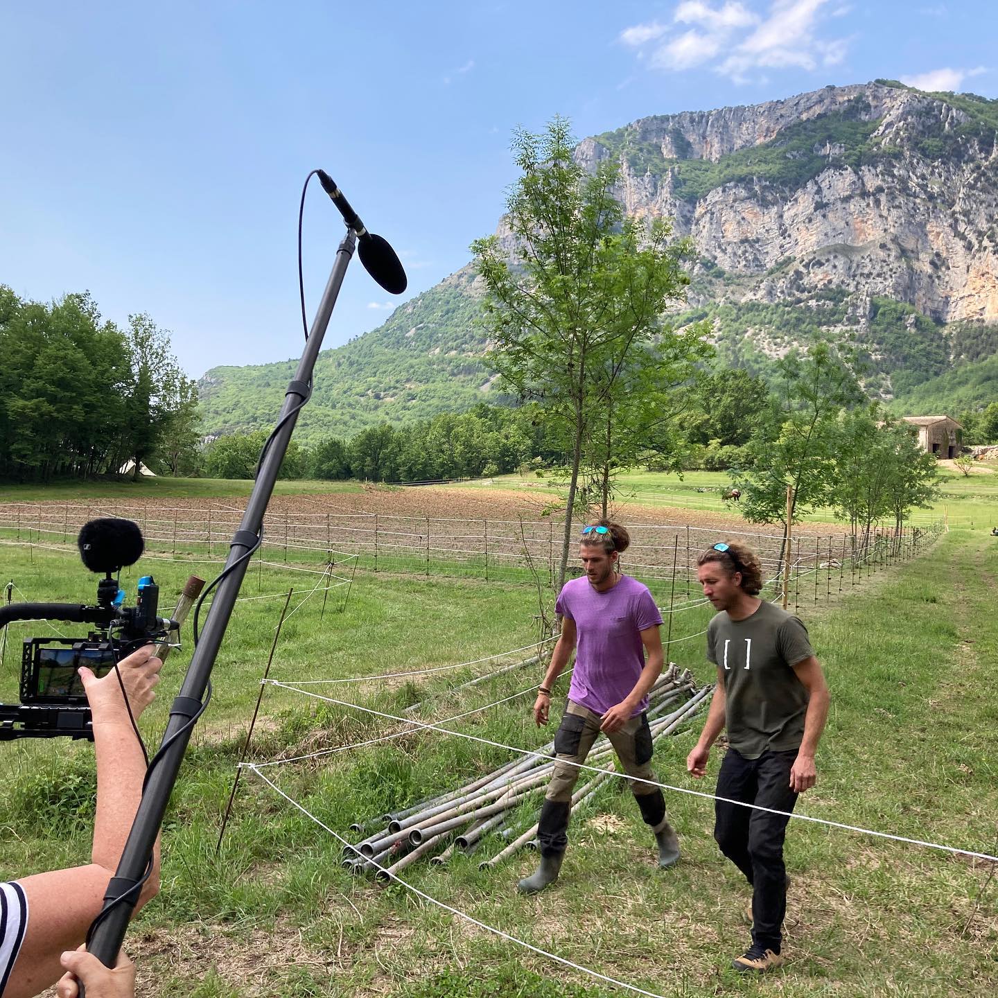 Changement de décor cette semaine avec une session photo et un reportage France 3 sur un projet qui nous tient à cœur depuis plus de 2 ans…
La création et la mise en place d’une ferme de maraîchage avec @pepite_restaurant 😍
Quand le design global permet de réaliser des projets ambitieux avec à la clé de l’économie circulaire et des emplois…
Plus d’informations sur le projet dès que j’ai le temps 😉
.
#pepiterestaurant #pepitelaferme #sustainability #economiecirculaire #demain #globaldesign #globalthinking #design #innovation
