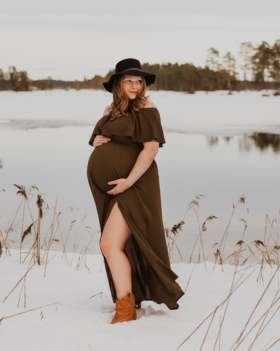 ”Jag känner mig inte så fin just nu.”
”Jag känner inte igen mig själv i min kropp.”
”Jag blir stel och obekväm av att stå framför kameran.”
Känner du igen dig i dessa tankar? Det är helt okej och vanliga tankar att ha, men du behöver inte alls låta det stoppa dig från att boka en gravidfotografering 🧡
Många som kommer till mig säger innan att de är lite obekväma med att bli fotade och kanske till och med har tvekat till att ens boka en fotografering, men efteråt är de så glada att de genomfört fotograferingen och att det faktiskt var en kul, mysig och avslappnad upplevelse 🥰
Som fotograf är det ju mitt jobb att guida dig genom hela fotograferingen, få dig avslappnad och fånga dina absolut vackraste sidor. Det handlar inte om perfekta poser eller att man ska se ut på ett visst sätt. Det handlar om DIG och din resa mot något helt fantastiskt!
När du ser tillbaka på bilderna så kommer du inte minnas att det kändes jobbigt innan, att du var obekväm eller trött, du kommer att se tillbaka på värme på den tiden när din kropp skapade ett liv och du kommer vara tacksam över att ha dessa minnen bevarade 🧡