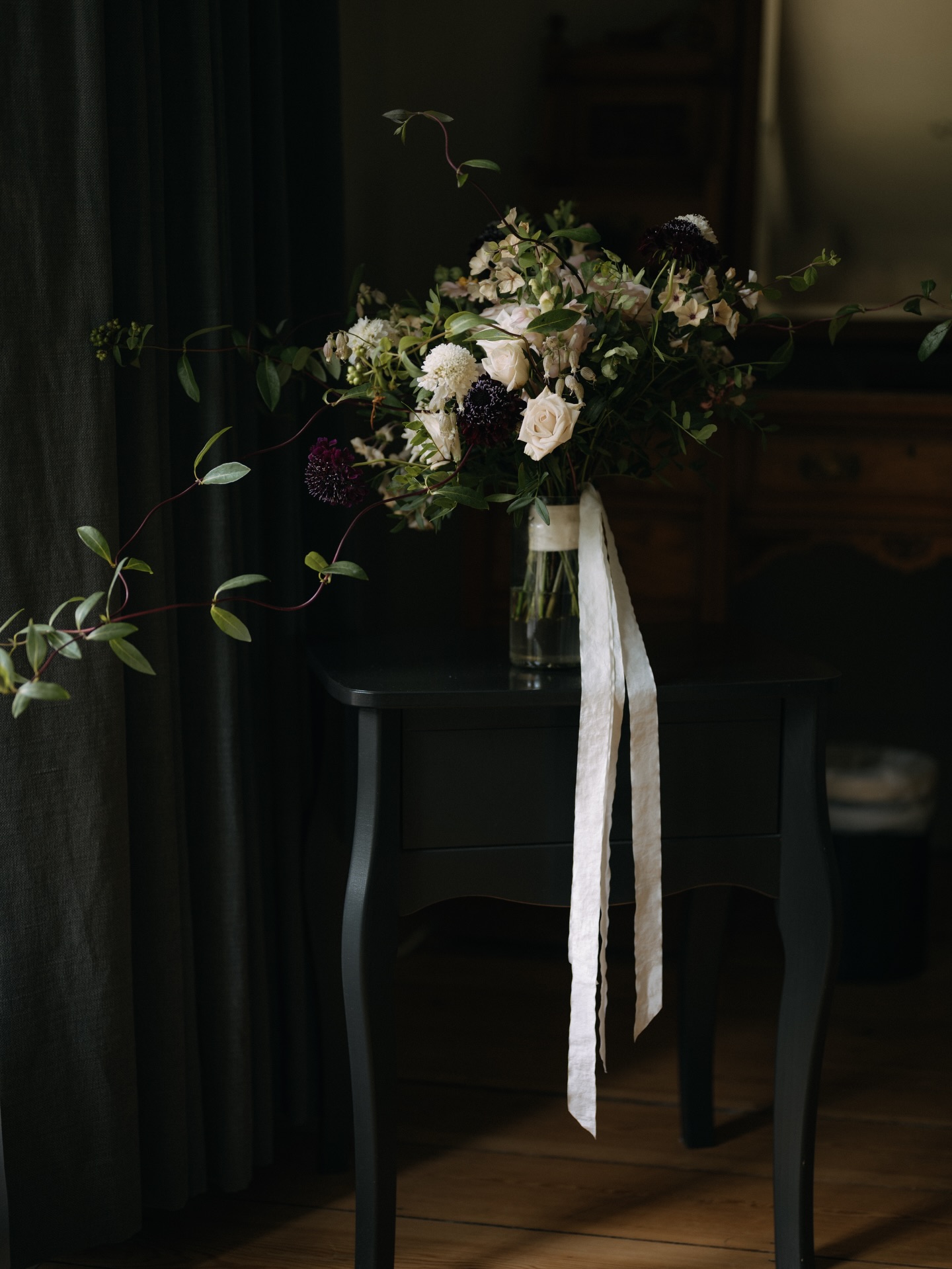 Rosemary & Calum
When you choose full planning and styling, this is what it looks like.
Every supplier briefed.
Every detail aligned.
Every transition considered.
From the garden ceremony to candlelit dinner with an abundance of flowers. Every detail of Rosemary and Calum’s beautiful wedding was carefully designed.
The flow.
The mood shift from day to evening.
The way the room felt when guests first walked in.
This is what happens when design and logistics are working together behind the scenes.
You get to be present.
I handle the rest.
#somersetweddingplanner #somersetweddingstylist
#southwestweddingplanner #luxuryweddingsomerset
#weddinginsomerset
Photography @sophia_veres_photography
Floral design @tilda_rose_floristry
Cake @thesilvercake
Planning & Styling @scarlettroseevents