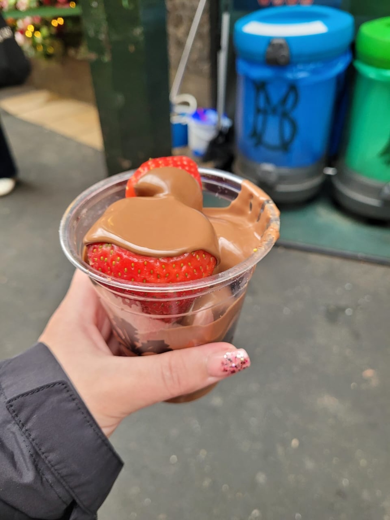 Gosh Nails Traveling all the way to London 💅🏻🥹gorgeous as always.
Supreme pink rubber base with flower details
To make a booking contact our business whatapp nr : 081 500 2238