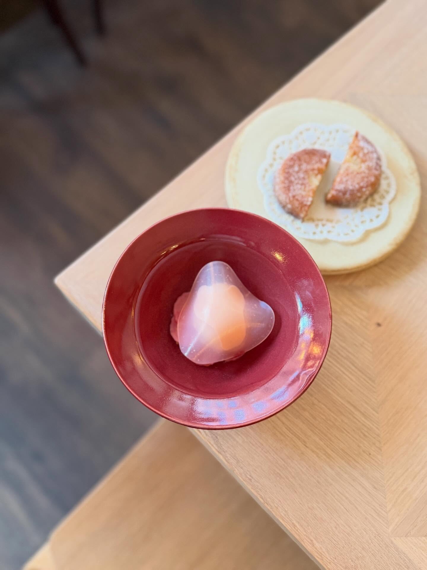 Glasrabarber är här!🫶🏻
Ny dessert med rabarber x 3 med kanderade hasselnötter, oolongglass & mazarin, varmt välkomna!