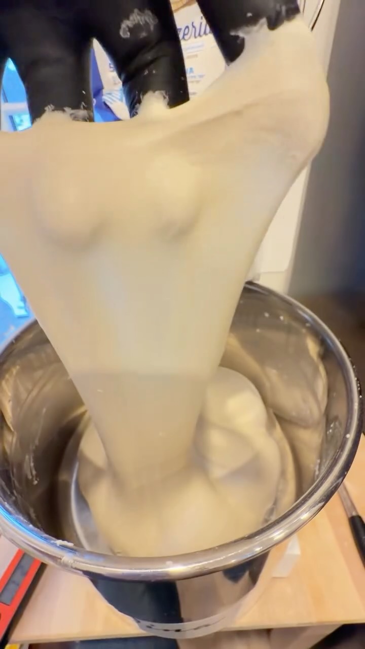 High hydration dough enriched with butter and milk 🧈🥛
Pushing Caputo Pizzeria flour to its full extensibility 💪
Soft structure, smooth stretch 🤲
Finished as sandwiches 🥪
#pizzashop #tipo00 #doughnerd