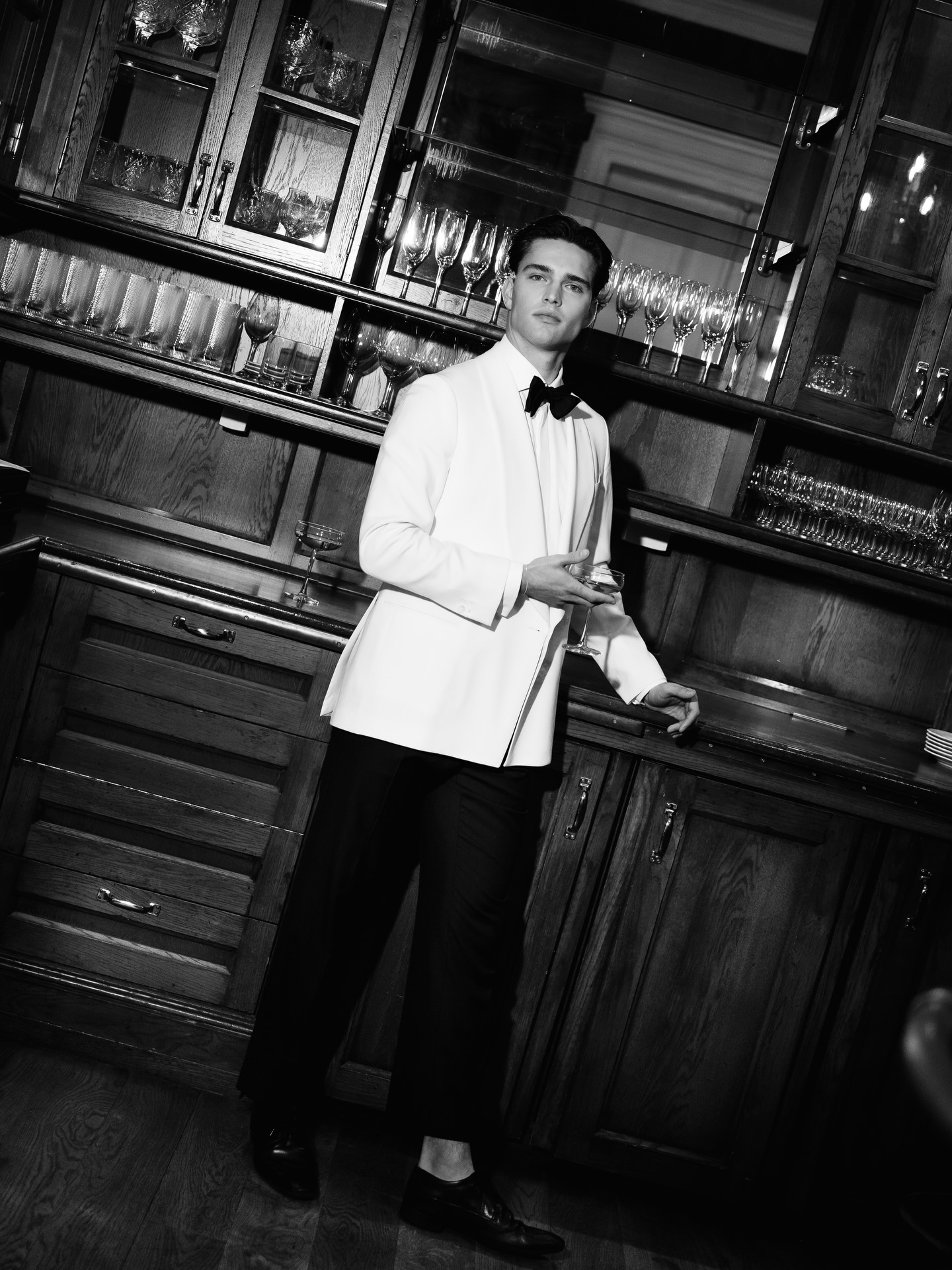 A white or deep black suit symbolizes pure elegance to me and always carries that effortlessly refined feeling. It’s the clean lines, subtle details, and the power of simplicity that never go out of style. Classic isn’t about trends it’s about elegant, lasting beauty and a timeless character.
And yesss… these handsome ones, @victoria_vermeer and @sem_klaassen, just make it even more perfect ✨
I truly adore a timeless, classic style 🤍
/
Een wit of diepzwart pak staat voor mij symbool voor pure elegantie en draagt altijd dat moeiteloos verfijnde gevoel met zich mee. Het zijn de strakke lijnen, subtiele details en de kracht van eenvoud die nooit uit de mode raken. Klassiek draait niet om trends het gaat om elegante blijvende schoonheid en een tijdloos karakter.
En yesss… deze knapperds, @victoria_vermeer en @sem_klaassen, maken het helemaal perfect ✨
Ik hou oprecht van een tijdloze, klassieke stijl 🤍
Photographer @demis_design
Dress @atelieredwinoudshoornbridal
Suit @michaelgisoweddings
Muah @sandrabierens_bridal
Locatie @kasteelengelenburg
Cake @mixedenbaked
Weddingplanner & concept @letoileweddings
Flowers @bloombybeau
Gloves @cestjeannebridal
Couple @victoria_vermeer & @sem_klaassen