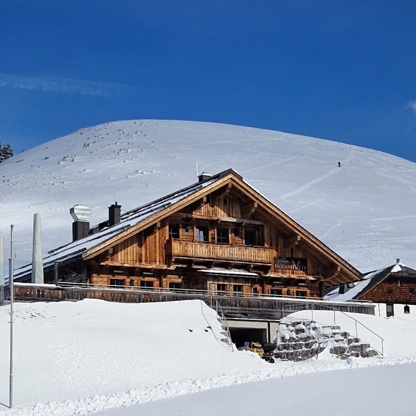 ❄️ Winterzauber auf der
Enzianhütte ❄️
Wir haben von 20. Februar bis 22. Februar jeweils von 11:00 bis 18:00 Uhr für euch geöffnet!
Perfekt für eure Winterauszeit:
🛷 Schlittenfahren
🥾 Winterwanderungen
⛷️ Skitouren
Kommt vorbei, genießt die verschneite Bergwelt und stärkt euch bei uns in gemütlicher Hüttenatmosphäre.
Wir freuen uns auf euch!
Andrea & Klaus
#Winterzeit #sonne #sonnegenießen #schlittenfahren #salzburg