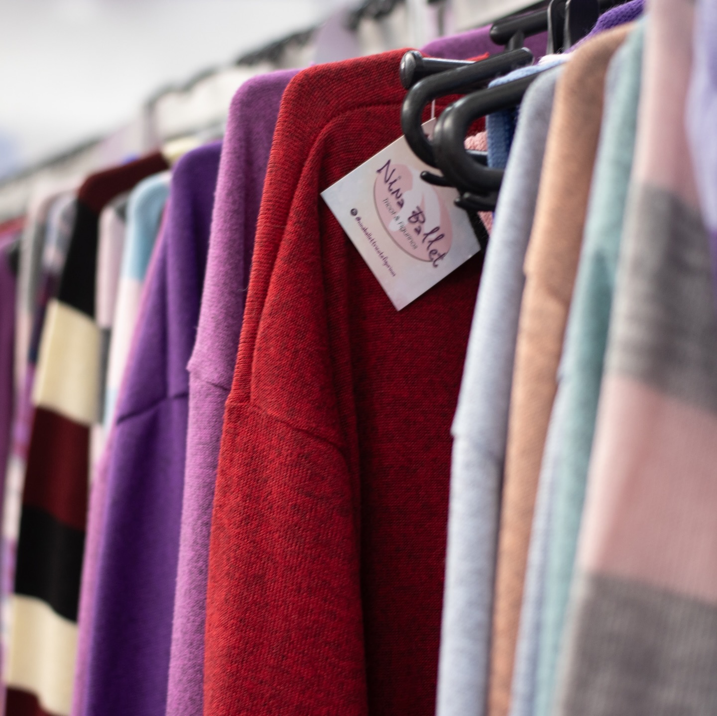 💌 O post de hoje não é um adeus, e sim um obrigada!
Foram quase 06 anos de trabalhos juntos, e hoje deixo aqui todo meu carinho para essa marca, mas principalmente para as pessoas que estão por trás dela há tantos anos.
Tive o privilégio de conhecer de pertinho os bastidores do Nina Ballet, o olhar atento da Nina e o coração gigante da Dona Clara. Isso sem falar do empenho de toda a família pra fazer com que esse legado siga firme ao longo desses agora 29 anos de história.
Em Maio de 2021, recebi o convite para assumir a Assessoria de Mídias da marca. Me lembro como se fosse ontem do orgulho gigante que senti, a Bia bailarina de 15 anos vibrou em saber que estava me tornando parte de uma marca que sempre me acompanhou, só que por uma nova perspectiva.
Ao longo desse período foram muitos projetos lindos desenvolvidos juntos: criação da identidade visual (e rebranding em 2025), 4 Concursos de Embaixadores, 4 Coberturas de Joinville, Campanha de 25 anos, 5 lançamentos, 6 ensaios fotográficos, muitas estratégias, posts e principalmente o contato com o público e com os embaixadores.
Os seguidores que chegaram nesse processo vieram por meio de um trabalho pensado com amor e cuidado que representam tanto o Nina Ballet.
A vida é feita de ciclos, e em 2026, iniciamos um novo. E por isso esse post não é um adeus, mas quem sabe um até logo!
Uma pausa nesse trabalho juntos, mas o carinho e gratidão por tudo que fizeram por mim e pelo Be-Art, são pra sempre! 🥹
Deixo aqui meu muito obrigada pela confiança e parceria ao longo desses mais de 05 anos juntos e desejo muito sucesso sempre, @ninaballettricotefigurinos ✨
Estarei sempre aqui torcendo e vibrando pelo sucesso de vocês, por onde estiverem! 🙌🏻👏🏻
Vida longa ao Nina Ballet! 🩶
Com carinho,
Bia & Be-Art ✨
🎞️ Foi quase uma missão impossível selecionar só 20 registros de tantos momentos especiais juntos. Mas deixo aqui uma pincelada de tudo o que vivemos. 🥲
🫶🏻 Deixo aqui também meu muito obrigada a todos os embaixadores e suas famílias, por todo o carinho ao longo desses anos! Foi incrível conhecer mais de vocês também!