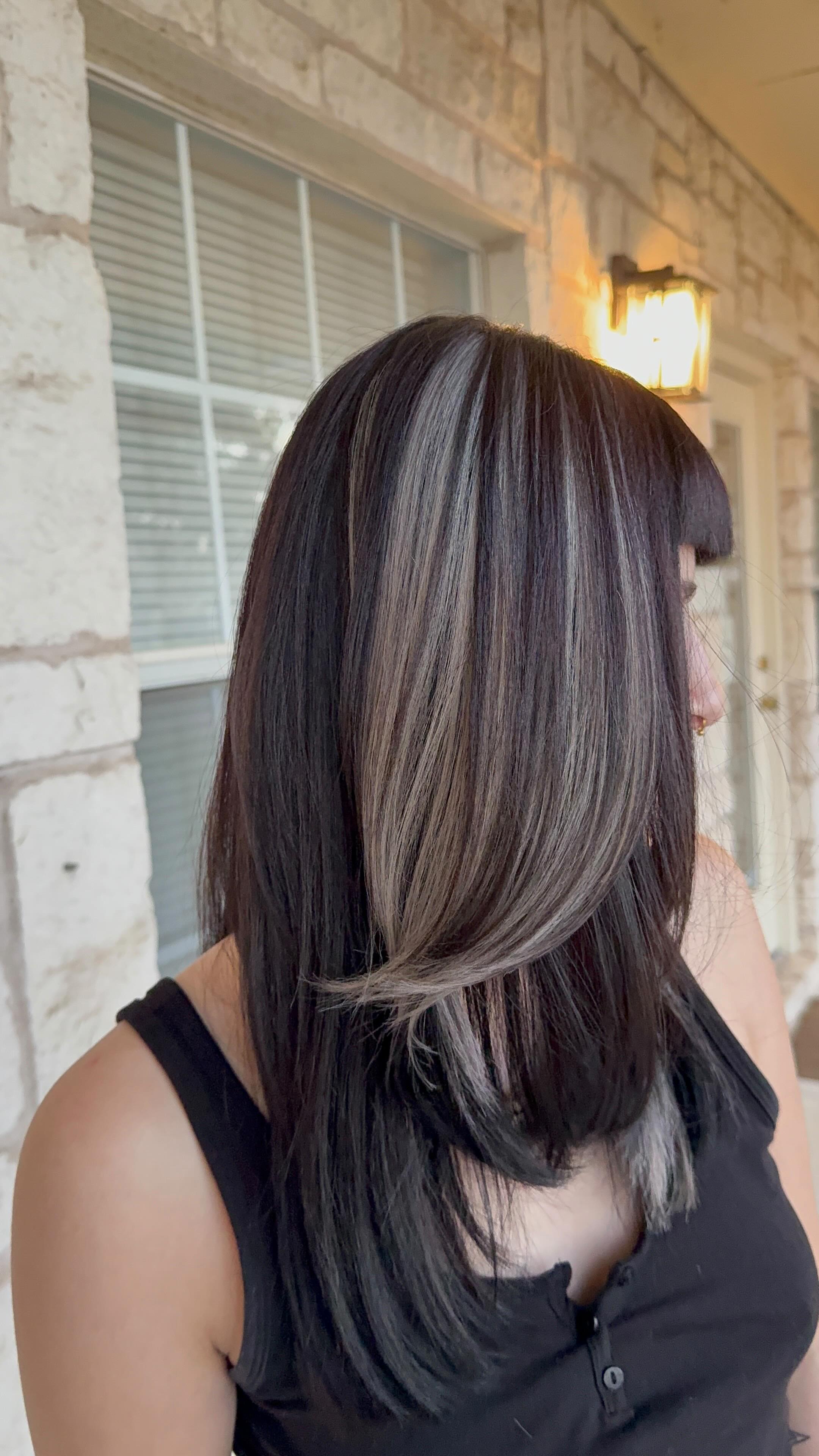 Peak-a-boo’s never go out of style!
Alex made, our beautiful client, Anita’s dreams come true 💭✨🖤
Spring break is around the corner, don’t wait to book your hair appointment until last minute! Books are filling up quickly🏃🏽♀️
#fullhighlight #peakaboohighlights #stylinsalon #aveda #atxsalon