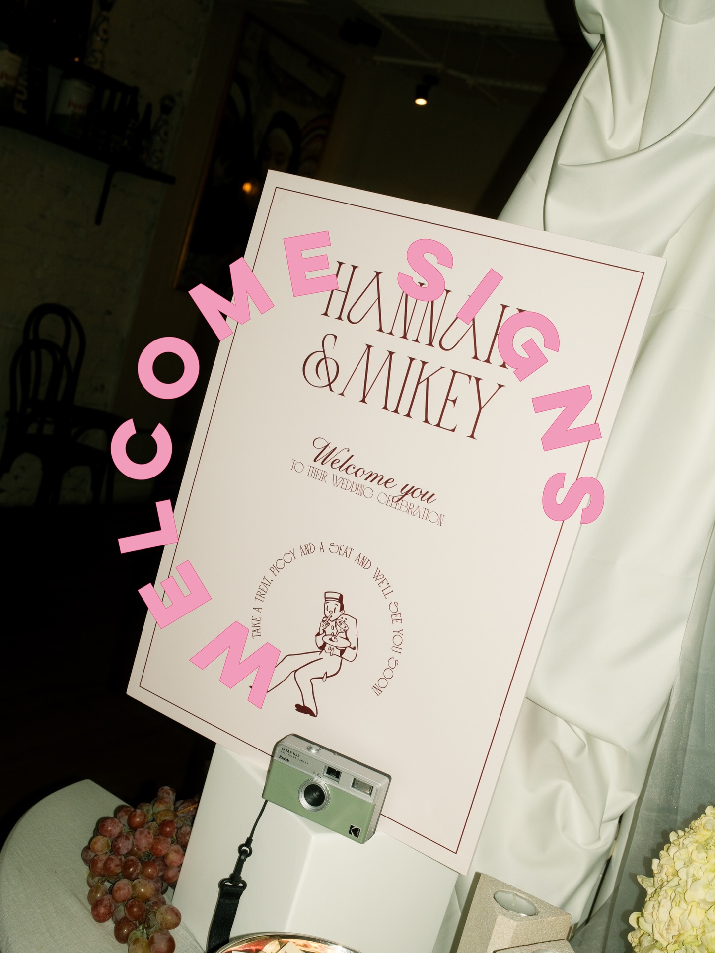 A welcome sign isn’t just to greet your guests when they arrive. Get your moneys worth + give it some main character energy by moving it around the venue throughout the day 👌🏼
Ceremony ➡️ canapés ➡️ dinner ➡️ dance floor 🪩
especially if you move it around your venue throughout the day + into the evening 👌🏼