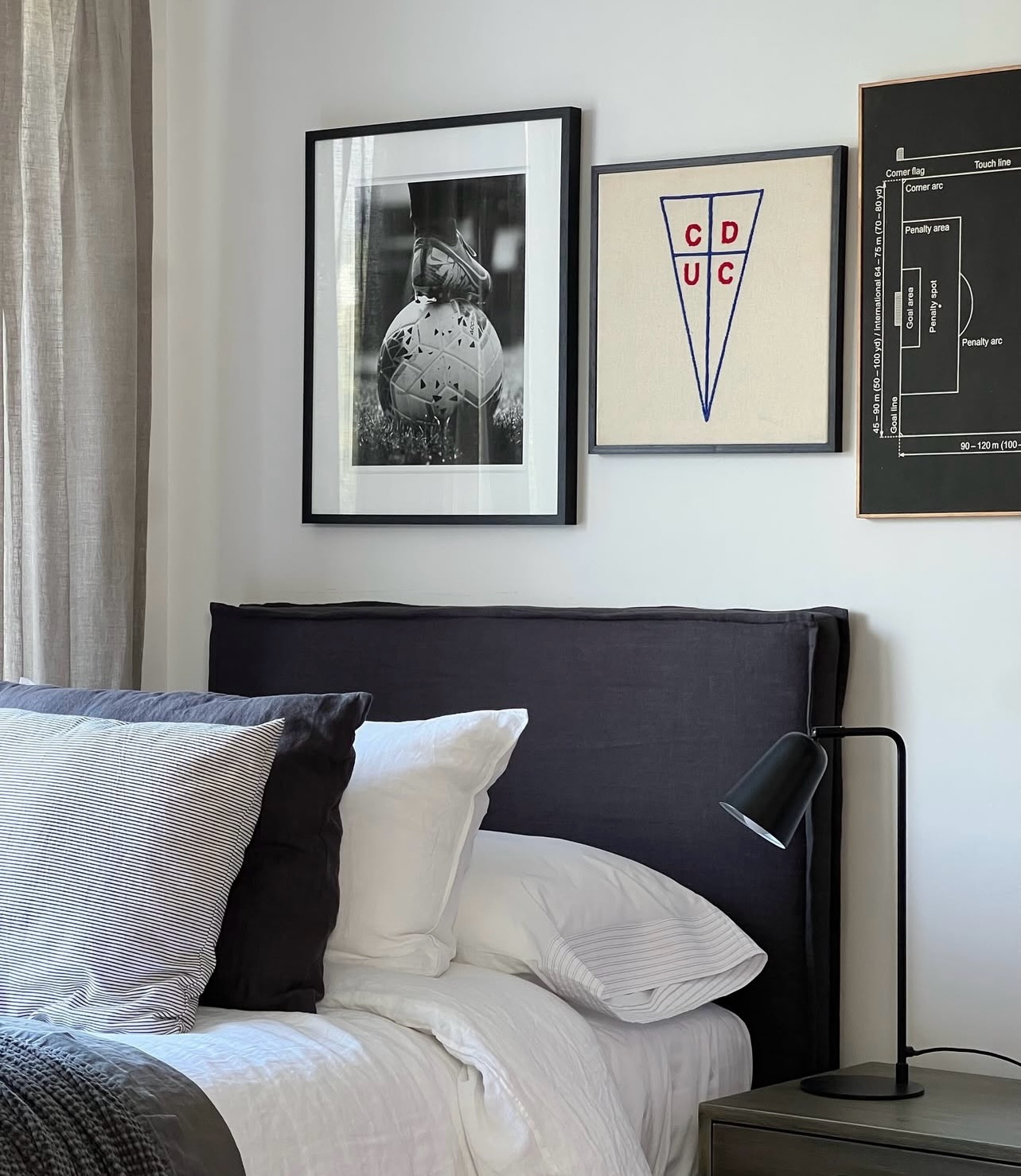 Que mejor que tener el logo de tu equipo de fútbol bordado en tu pieza?
Para este proyecto de @zisca_interiorismo hicimos el escudo de la Católica en sus colores originales.
#linonegro_home #futbol #ucatólica