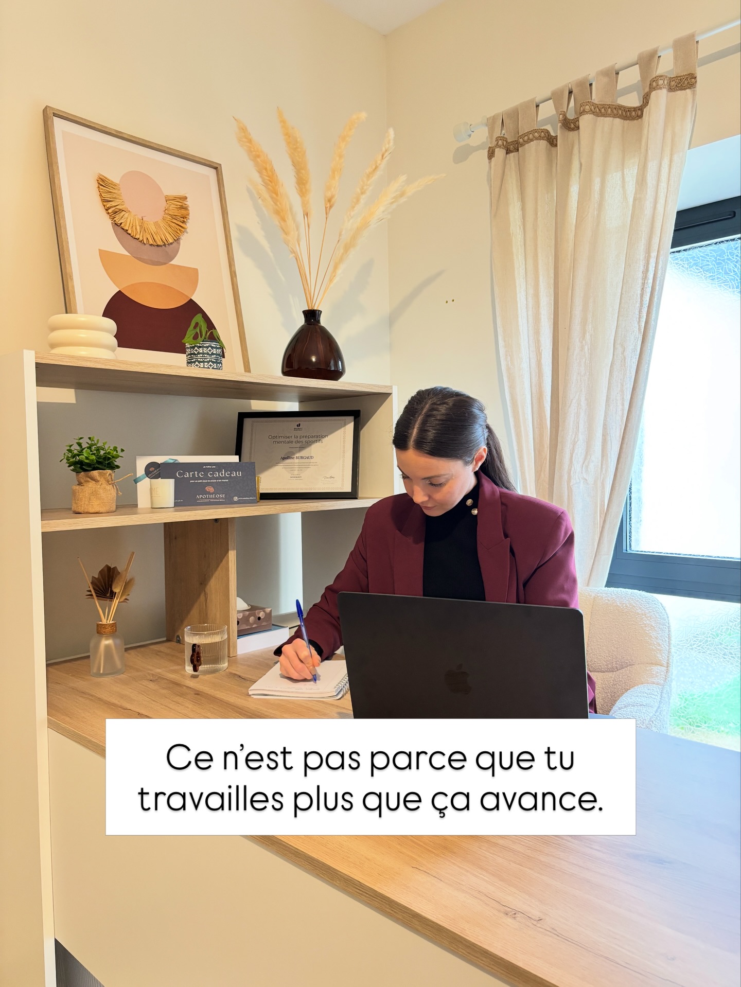 Tu penses que ton problème est organisationnel. Qu’il faut mieux s’organiser, mieux prioriser, mieux structurer ? 🤔
C’est exactement ce que pensait cet entrepreneur.
Il travaillait beaucoup. Ses journées étaient pleines. Mais il avait cette sensation étrange de ne jamais avancer vraiment. Toujours en tension, toujours dans l’urgence, avec une fatigue mentale constante.
En séance, on n’a pas commencé par chercher des solutions. On a d’abord cherché à comprendre.
Et très vite, une croyance est apparue :
« Si je ne fais pas tout parfaitement, je vais perdre en crédibilité. »
Sans s’en rendre compte, cette croyance le poussait à tout contrôler. À tout vérifier.
À ne jamais déléguer complètement. À repasser derrière les autres.
Résultat : des journées interminables, une charge mentale énorme, peu de recul, et une impression de porter seul toute la responsabilité.
Le problème n’était pas son organisation.
C’était ce qu’il croyait devoir prouver.
Le simple fait de mettre de la conscience là-dessus a déjà changé beaucoup de choses.
Il a compris pourquoi il s’épuisait.
Pourquoi il n’arrivait pas à lâcher.
Pourquoi il avait l’impression de stagner malgré tous ses efforts.
À partir de là, son fonctionnement a commencé à évoluer. Il a pu ajuster ses décisions, déléguer autrement, accepter l’imperfection sans se sentir menacé. Et surtout, retrouver de la clarté et de l’énergie là où il était en surcontrôle permanent.
Ce genre de changement ne vient pas d’une méthode miracle. Il vient de la compréhension.
En préparation mentale, on ne force pas le changement. On le rend possible.
Si tu te reconnais dans ce fonctionnement, ce n’est probablement pas un hasard ✨ #preparationmentale
