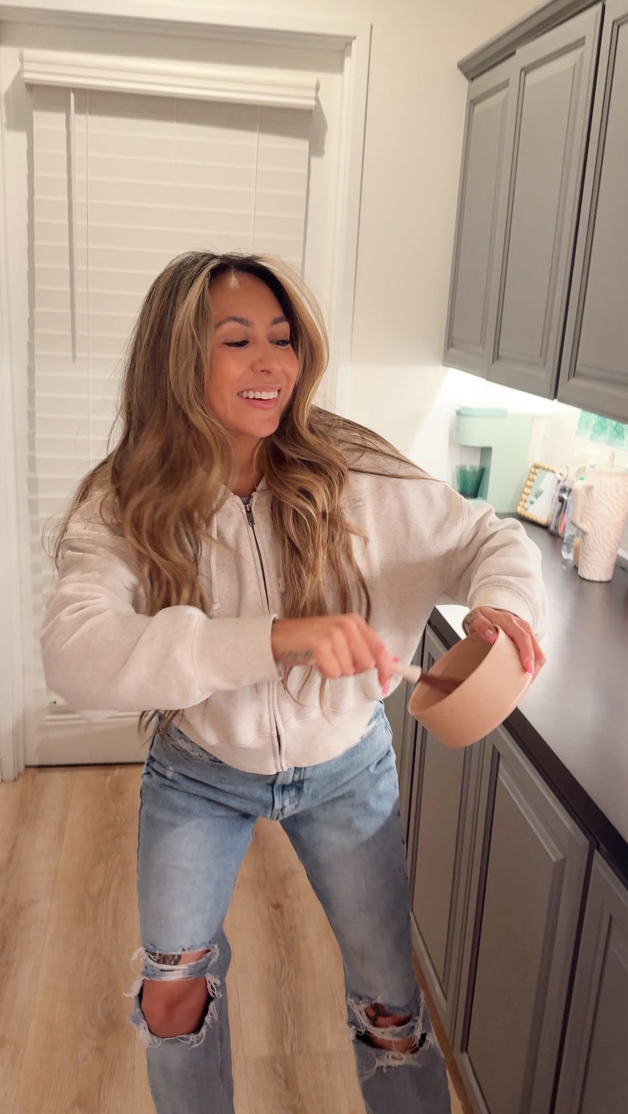 POV: Me on my way to mix up 50 different shades to get vanilla honey teddy bear brown 🤎
Stylist : @hairbybeefoss
#scvhair #scvhairstylist #santaclaritahair #scvsalon #santaclaritahairstylist