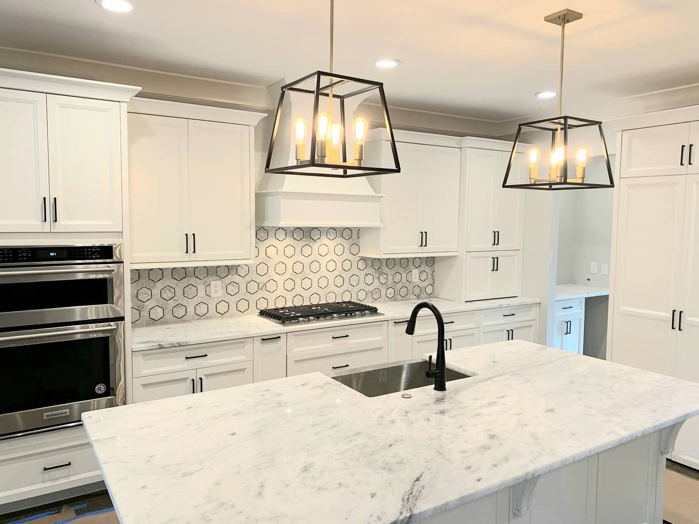 This kitchen is dreamy! 🤩
#customhome
#customehomebuilder
#jontotherowconstruction
#whitekitchen
#blackhardware
#goldaccents
#doubleoven
#blackandgoldpendants
