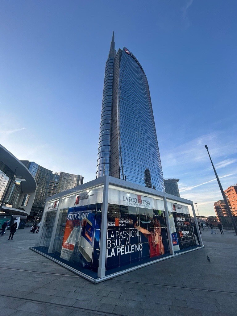 Per quattro giorni, dal 5 all’8 febbraio, Piazza Gae Aulenti si è trasformata in un punto di incontro tra innovazione, skincare e sport.
Insieme a La Roche-Posay, brand skincare più consigliato al mondo dai dermatologi e leader nella categoria solari, abbiamo ideato e realizzato un’installazione temporanea pensata per raccontare un messaggio fondamentale, spesso sottovalutato: la protezione solare non deve essere applicata solo d’estate, ma è essenziale tutto l’anno, anche in inverno e soprattutto sulla neve.
Per dare forza a questo messaggio scientifico, abbiamo creato un’esperienza immersiva capace di coinvolgere e informare il pubblico, offrendo un percorso interattivo tra tecnologia e consulenza. Protagonista dell’attivazione, la nuova gamma Anthelios UVSport, studiata per garantire alta protezione e performance elevate anche durante attività sportive ad alta intensità.
Il 5 febbraio abbiamo presentato l’esperienza in anteprima alla stampa che ha potuto visitare il pop-up, scoprire da vicino la nuova linea e testarne le novità.
Dal 6 all’8 febbraio, invece, l’installazione è stata aperta al pubblico, trasformando il cuore di Milano in un vero e proprio hub dedicato alla fotoprotezione.
#MarioMelePartners #LaRochePosay #AntheliosUVSport #Evento #Comunicazione.