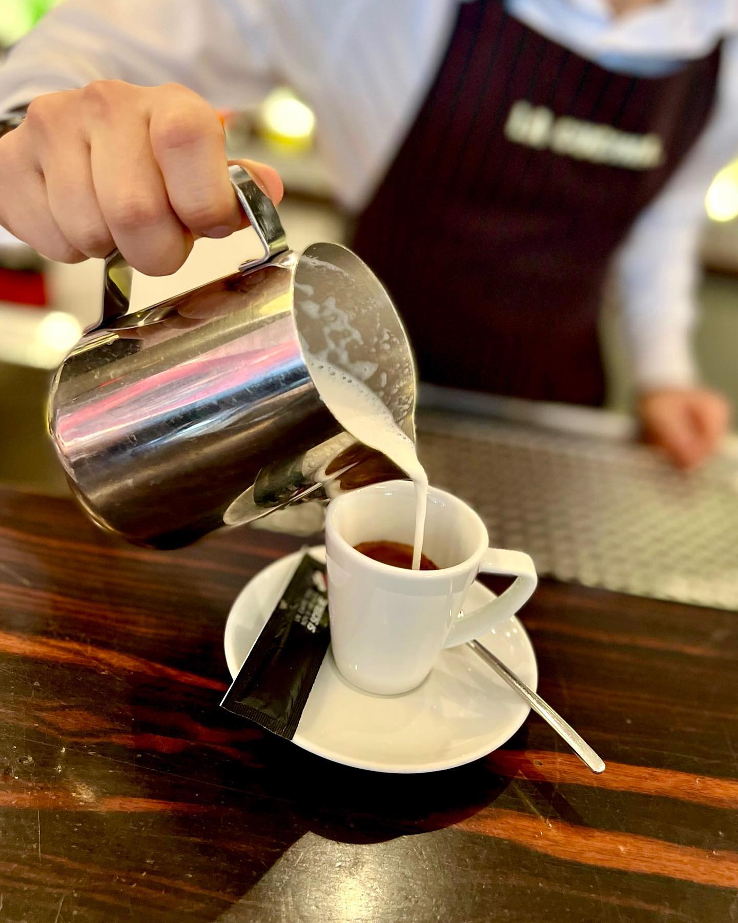 Ce prendiamo un caffé? Bei uns bekommt ihr nicht nur gutes Essen, sondern auch guten caffé! ☕️ Gönnt euch eine kleine Pause und schaut vorbei ☀️🇮🇹 #tuttipazziperlacucina #lacucina #italianfoodmunich #münchen #pizzapastaandmore