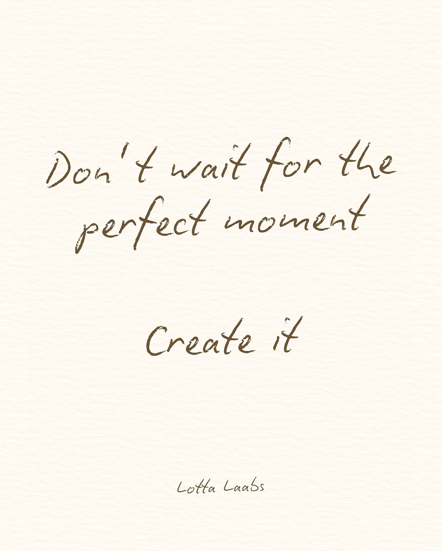 Als ich mich nach 13 Jahren in der Wirtschaft selbständig gemacht habe, war es an mir mein “neues Leben” in die Hand zu nehmen und zu gestalten.
Das war gar nicht so einfach, weil ich doch gewohnt war, mich anzupassen und das zu machen was alle machen.
Irgendwann hab ich aber dann gemerkt, wie schön es ist, Neues zu kreieren und auf meine Intuition zu hören. Ich habe gemerkt, wie schön es ist, sich auszudrücken. und wie das Universum reagiert, wenn man den ersten Schritt geht.
Martin Weiser sagt, so schön dem Gehenden, schiebt sich der Weg unter die Füße und so sehe ich das auch. 🙃
Ich habe „den perfekten Moment“ ausgetauscht durch viele echte Momente. Die müssen nicht immer großartig sein. Aber die Bedingung für mich in meinem „neuen Leben“ war, mich nicht mehr zu verlieren.
Mich nicht mehr zu verbiegen und anzupassen.
Sondern auszudrücken was in mir steckt.
Ist dir bewusst, was alles in Dir steckt? Was möchtest du in die Welt bringen?
CREATE IT!!
Deine Lotta
✨✨✨💕✨✨✨
#sichtbarkeit #personalbranding #soulbusiness #businessmentor #creation #intu #positivity #highenergy #hamburg #fotografie