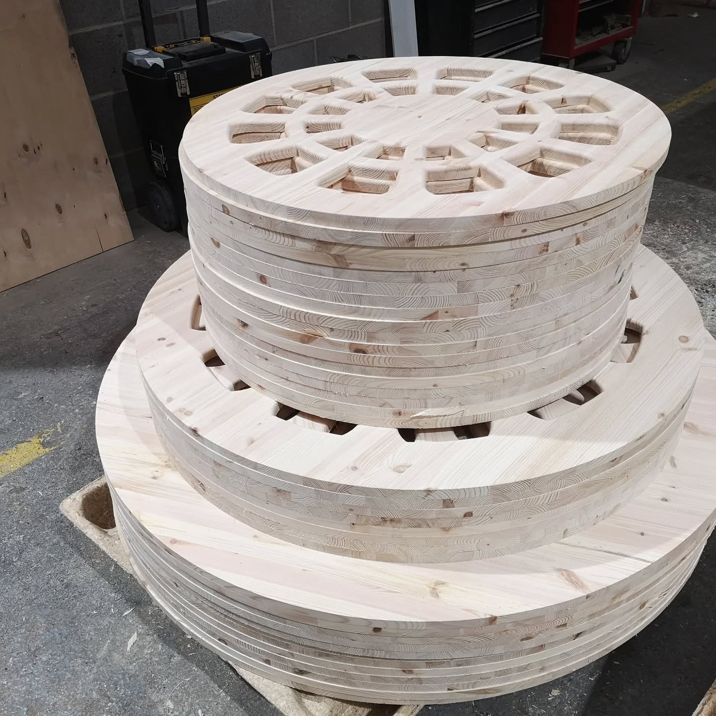 Batch of clock ocmponents going out this week knocked out by our 3 axis team!
#clocks #woodenclock #pine #time #madeinsheffield
