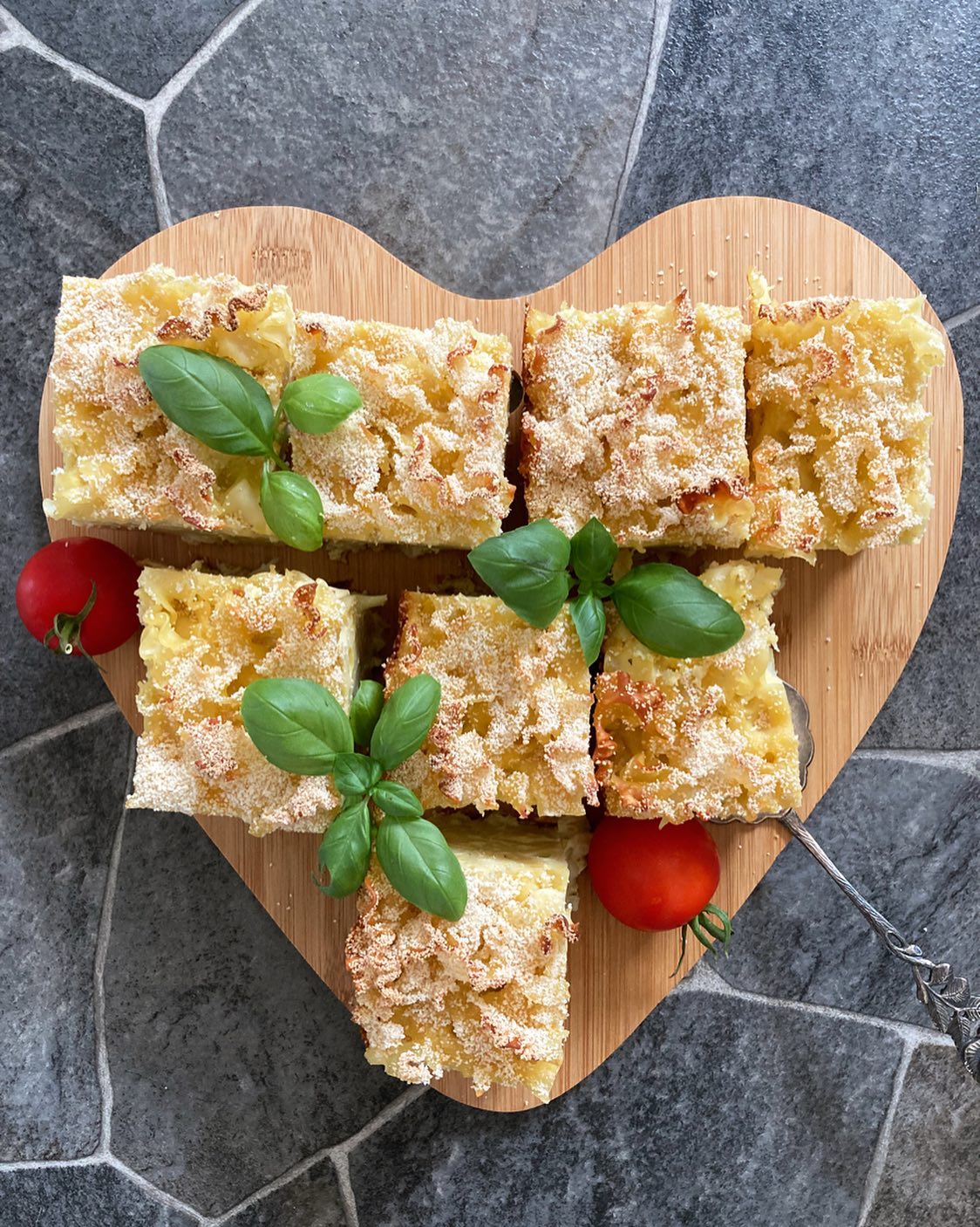 Es is(s)t einfach mal wieder Zeit für 🫶-liche Grüße aus der Nudelmanufaktur #hofgenuss #nudelauflauf #genialregional #vonherzen #leckerschmecker #mittagessen #regional #tomate #basilikum #regionalelebensmittel #herz #dassel #pastaliebe #nudelnmachenglücklich #bio