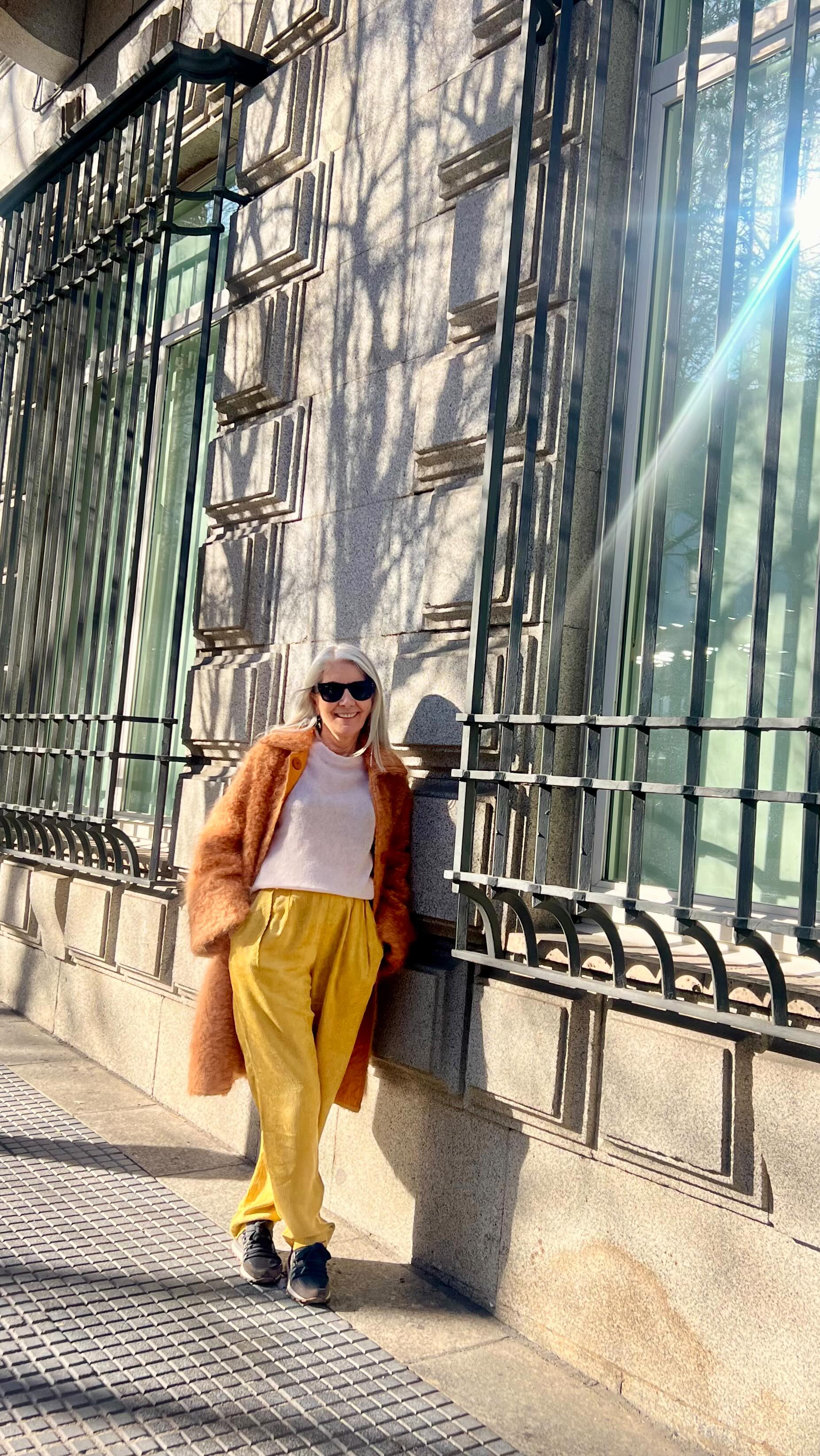 BELLEZAS DEL MUNDO FLOTANTE.
Con este sugerente título, se presenta una exposición fantástica en @rabasf de grabados japoneses de la época Edo, la de mayor esplendor en la capital hoy la actual Tokio.
“Mujeres hermosas “ cortesanas en escenas que describen sus vidas y sus costumbres con trazos finísimos, de una gran belleza y sofisticación.
Tejidos, paisajes y detalles sutiles que nos cuentan cómo era la vida en las casas del placer y en sus costumbres y actividades cotidianas.
Si el Arte despierta vuestra curiosidad y os emociona la belleza que encierra, no os podéis perder esta maravilla!
El sol y el buen tiempo me animó a buscar colores en mi armario y a combinarlos sin miedo!
Son tendencia? No tengo ni idea… Son mis intemporales !
#fashion#photoftheday #arte#ɪɴsᴛᴀɢᴏᴏᴅ #fashionadvisor