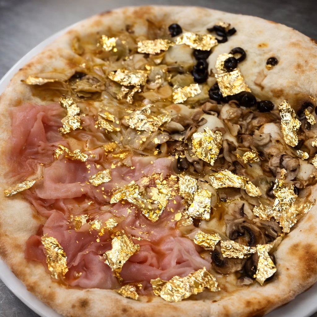 ✨ Quando la tradizione incontra l’eccellenza nasce qualcosa di unico.
Impasto leggero e altamente digeribile, selezione di funghi freschi e prosciutto di qualità, impreziositi da un tocco esclusivo di foglia d’oro alimentare che rende ogni morso un’esperienza straordinaria.
Alla Ruota di Evandro non facciamo solo pizza… creiamo emozioni da gustare.
📍 Ti aspettiamo in
Via Aldo Moro 97, 64014 Martinsicuro (TE)
Vieni a scoprire una pizza che unisce tradizione, tecnica e un tocco di eleganza.
#LaRuotaDiEvandro #PizzaGourmet #Martinsicuro #PizzaArtigianale #Teramo