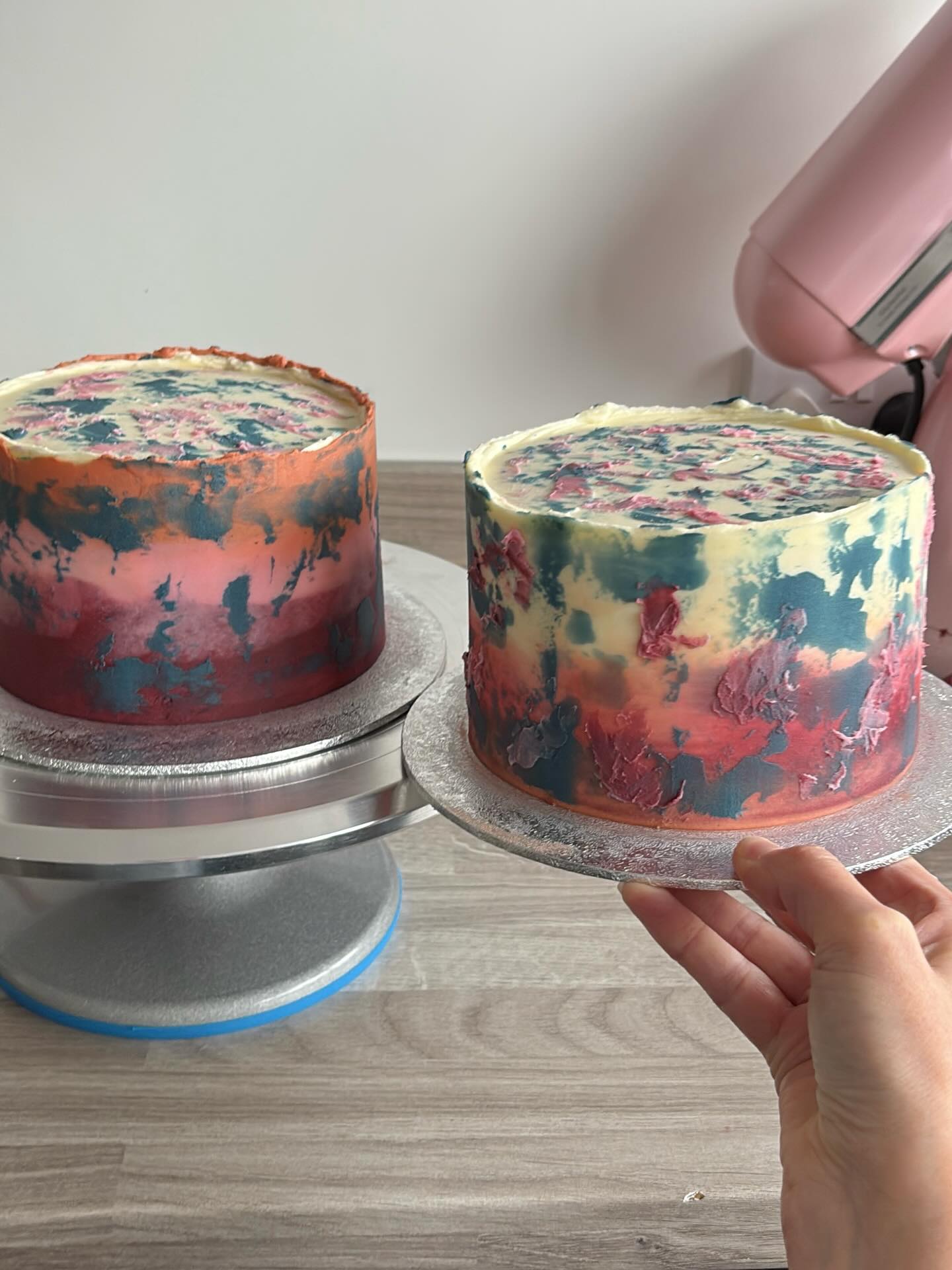 DON’T PANIC…these were not customer cakes - they’re the most disgusting looking things ever! Tasted good though and the neighbours approved! I tried practising these various icing techniques back in October and it’s taken 3 months to actually go for it! Can’t wait to show the end results…they’re much better than these! 🥰
#buttercreamtextures #buttercreamtechniques #buttercreamtexture #texturedbuttercream #texturedbuttercreamcake